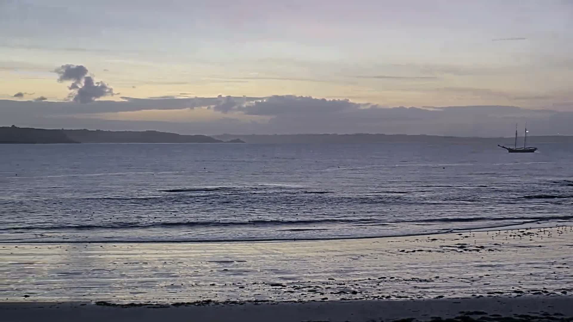Plougonvelin Plage du Trez Hir Beach Live Cam - Brest, Finistère, Bretagne, France