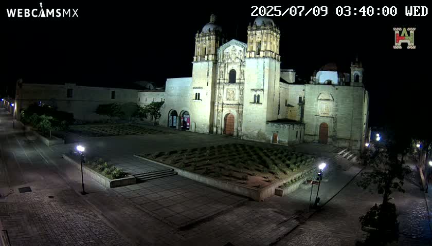 Oaxaca de Juarez City Skyline &  Templo de Santo Domingo de Guzman Church Square Live Cam - Oaxaca de Juárez, Oaxaca, Mexico