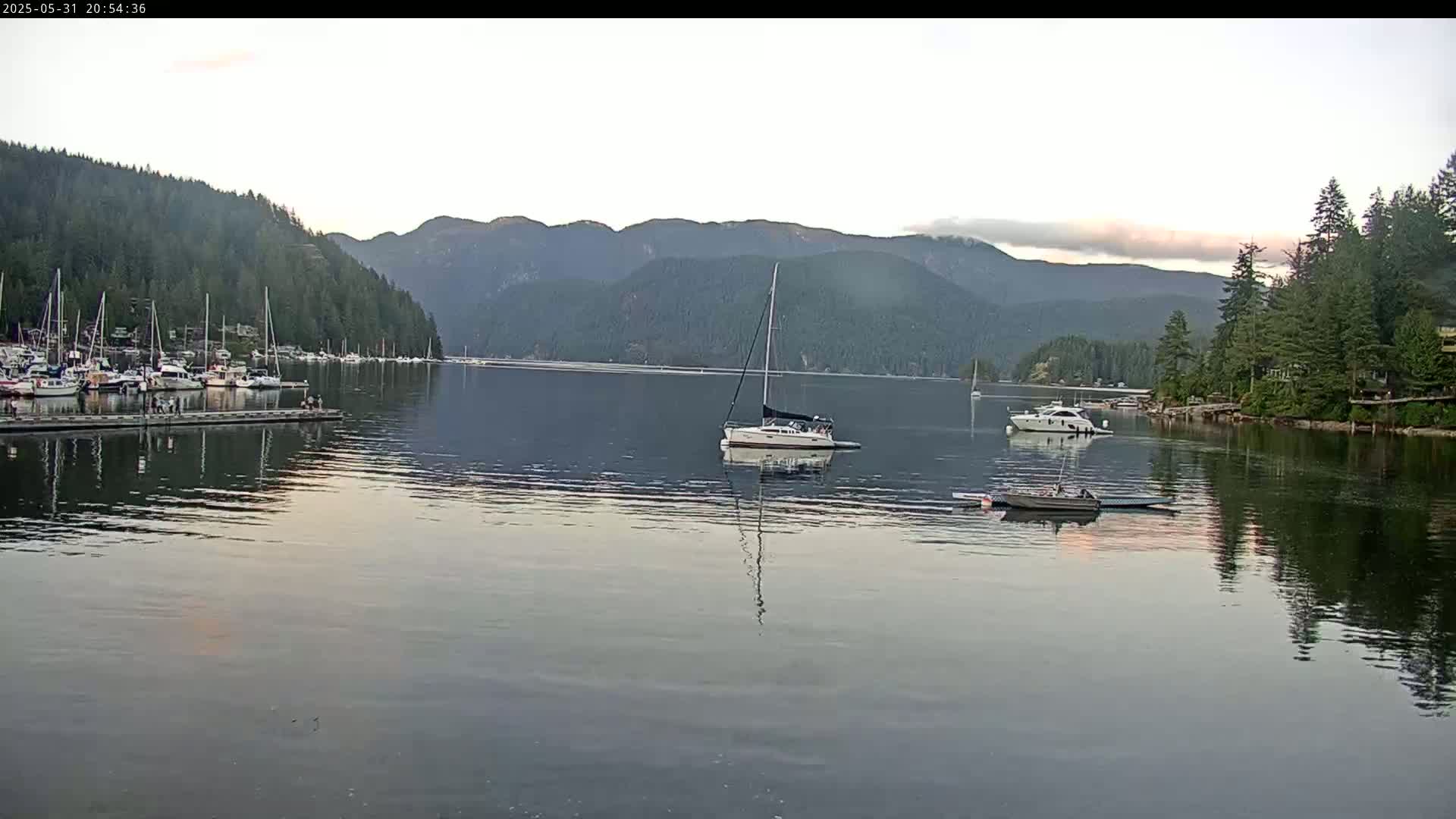 Vancouver Deep Cove Beach & Kayak Center Live Cam - Deep Cove, North Vancouver, Metro Vancouver, British Columbia, Canada