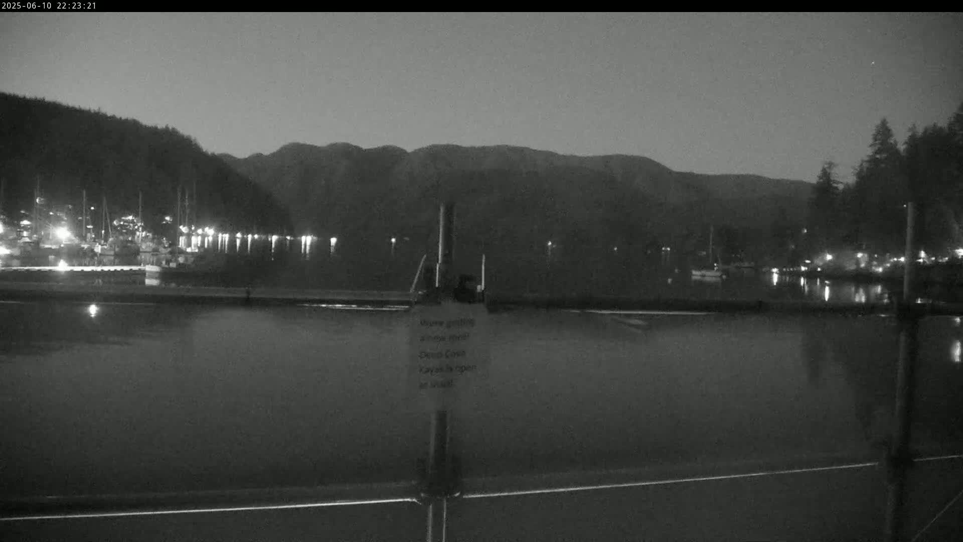 Vancouver Deep Cove Beach & Kayak Center Live Cam - Deep Cove, North Vancouver, Metro Vancouver, British Columbia, Canada