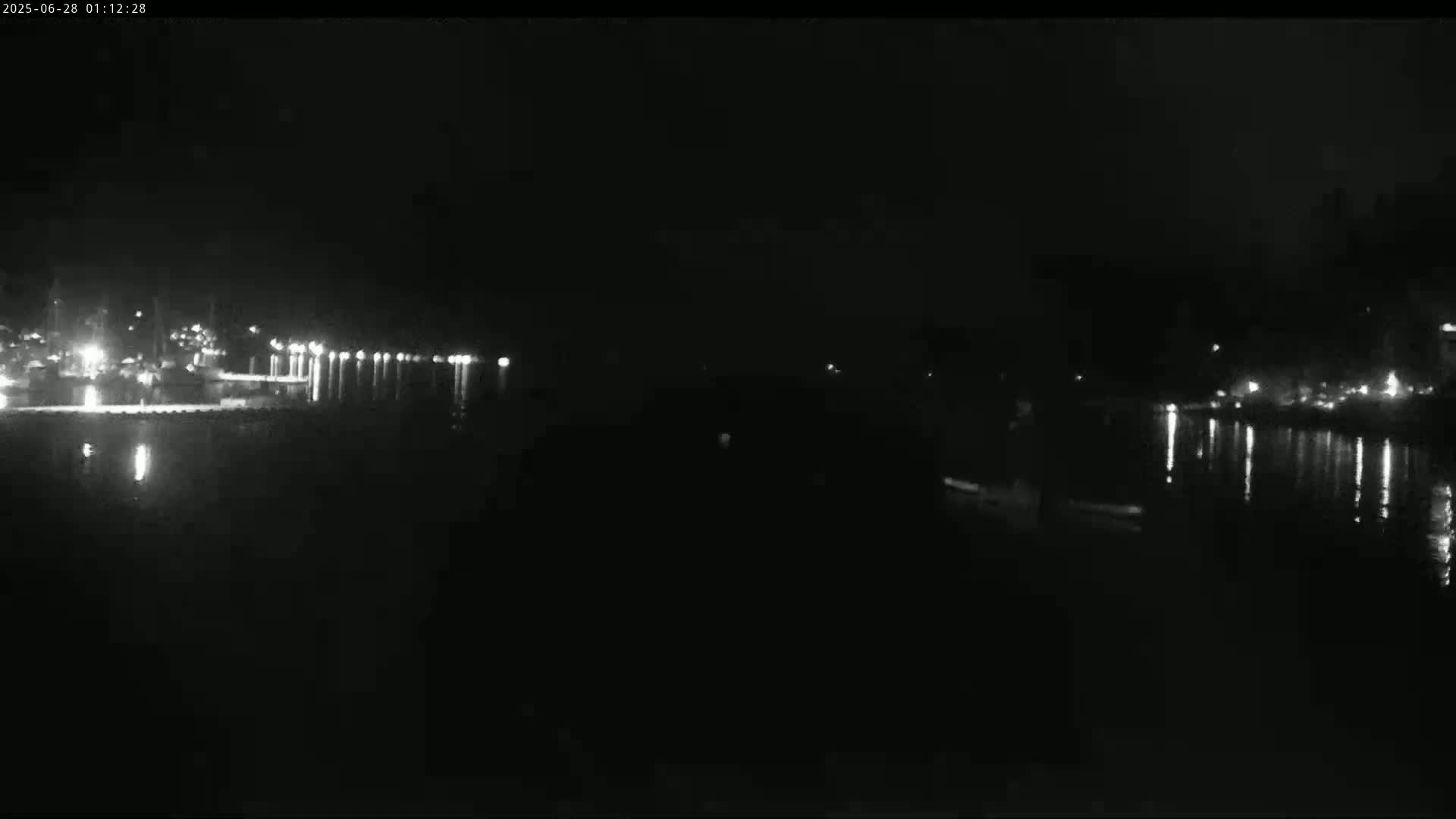 Vancouver Deep Cove Beach & Kayak Center Live Cam - Deep Cove, North Vancouver, Metro Vancouver, British Columbia, Canada