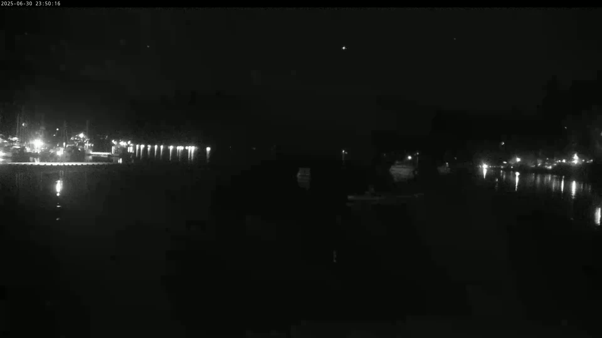 Vancouver Deep Cove Beach & Kayak Center Live Cam - Deep Cove, North Vancouver, Metro Vancouver, British Columbia, Canada