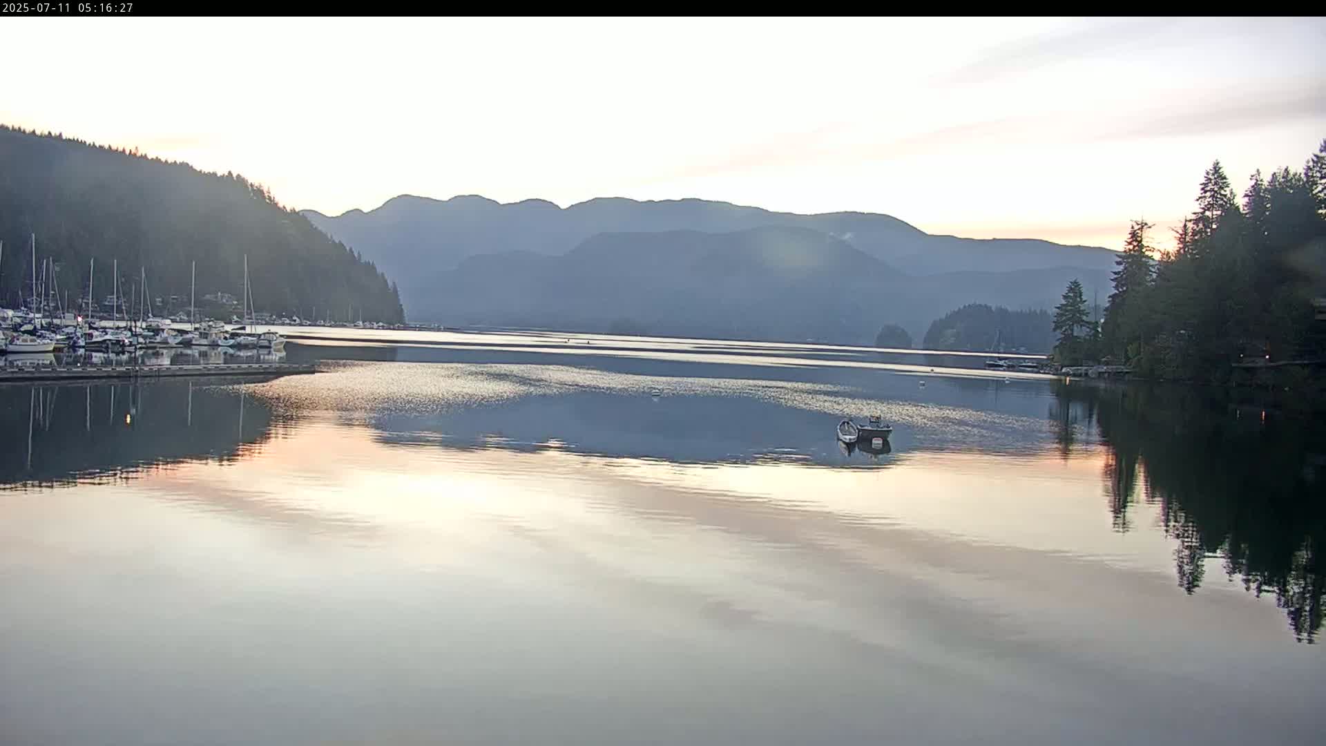 Vancouver Deep Cove Beach & Kayak Center Live Cam - Deep Cove, North Vancouver, Metro Vancouver, British Columbia, Canada
