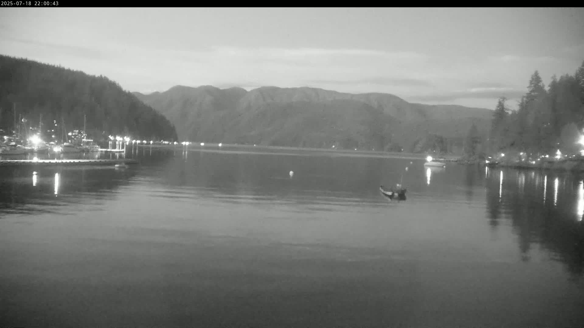 Vancouver Deep Cove Beach & Kayak Center Live Cam - Deep Cove, North Vancouver, Metro Vancouver, British Columbia, Canada