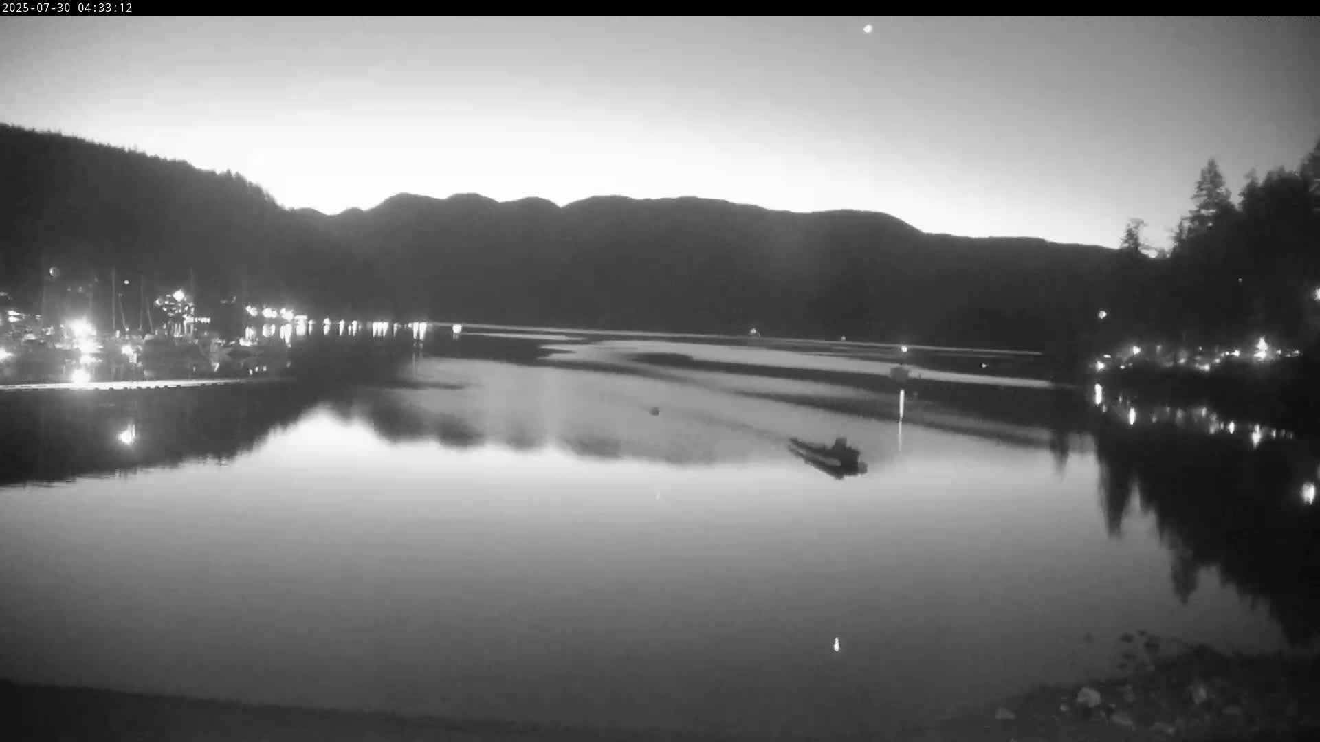 Vancouver Deep Cove Beach & Kayak Center Live Cam - Deep Cove, North Vancouver, Metro Vancouver, British Columbia, Canada