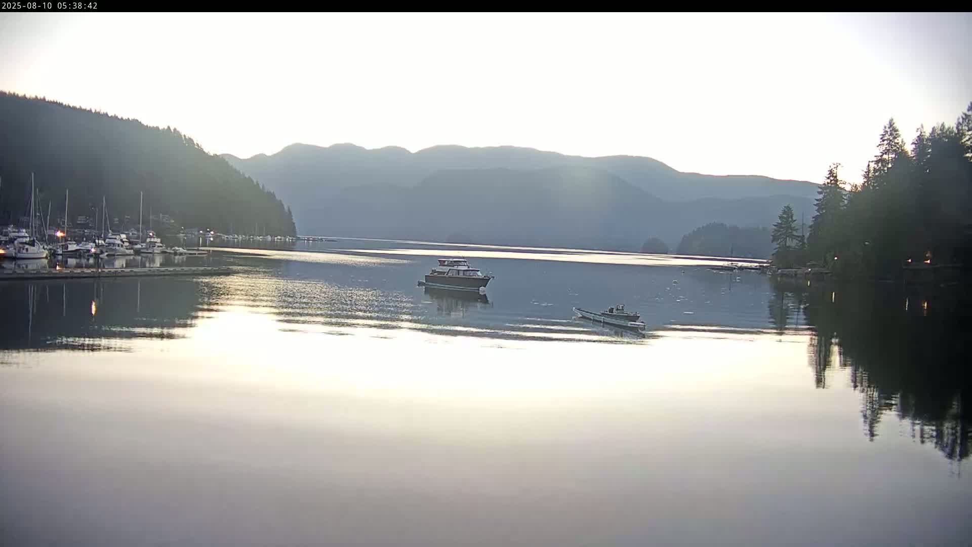 Vancouver Deep Cove Beach & Kayak Center Live Cam - Deep Cove, North Vancouver, Metro Vancouver, British Columbia, Canada