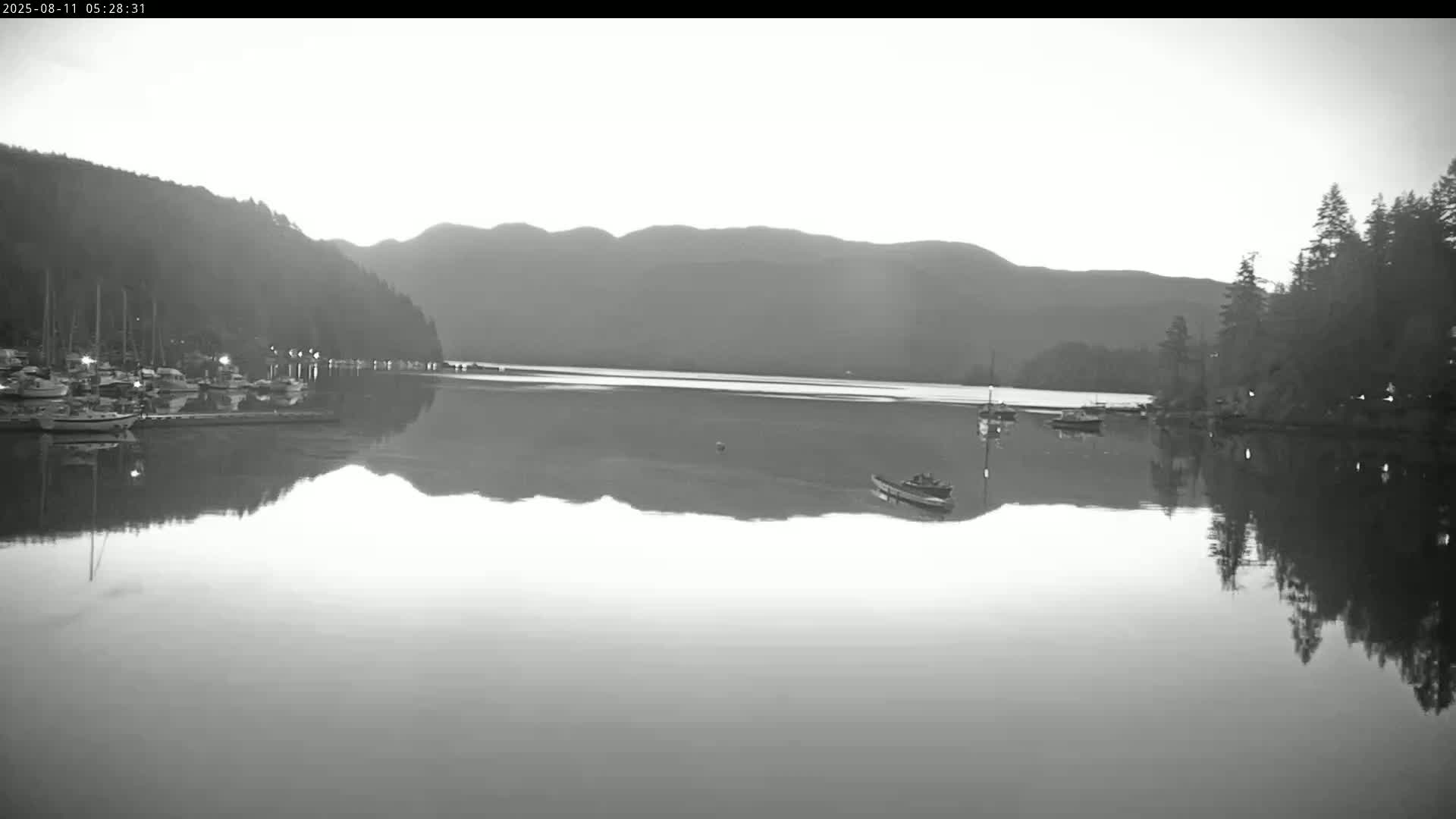 Vancouver Deep Cove Beach & Kayak Center Live Cam - Deep Cove, North Vancouver, Metro Vancouver, British Columbia, Canada