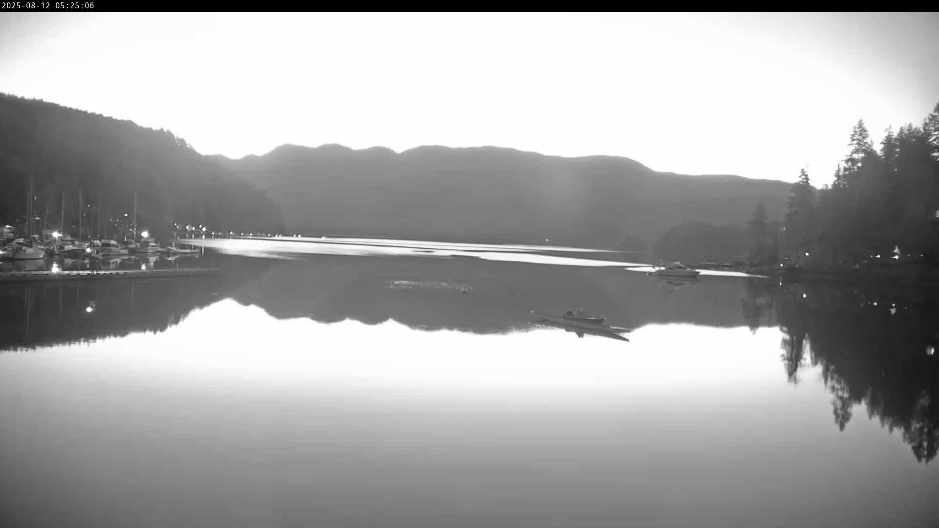 Vancouver Deep Cove Beach & Kayak Center Live Cam - Deep Cove, North Vancouver, Metro Vancouver, British Columbia, Canada