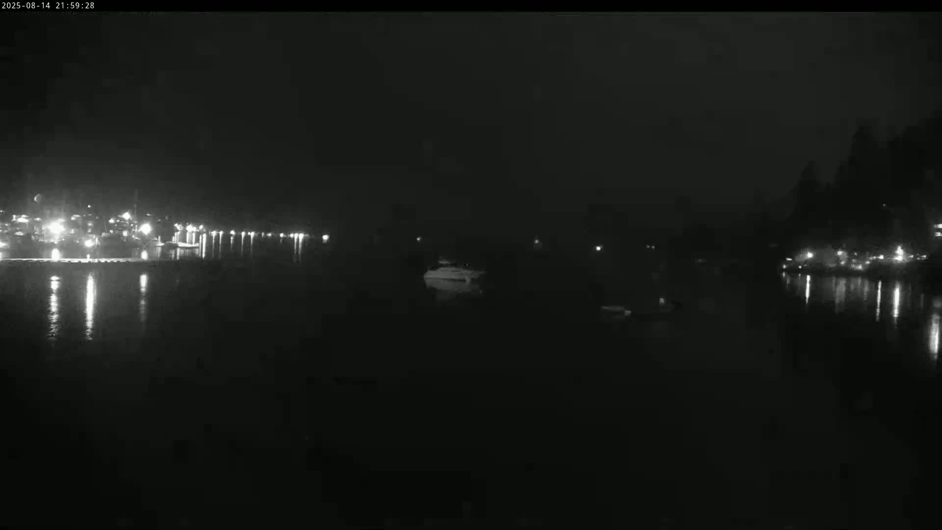 Vancouver Deep Cove Beach & Kayak Center Live Cam - Deep Cove, North Vancouver, Metro Vancouver, British Columbia, Canada