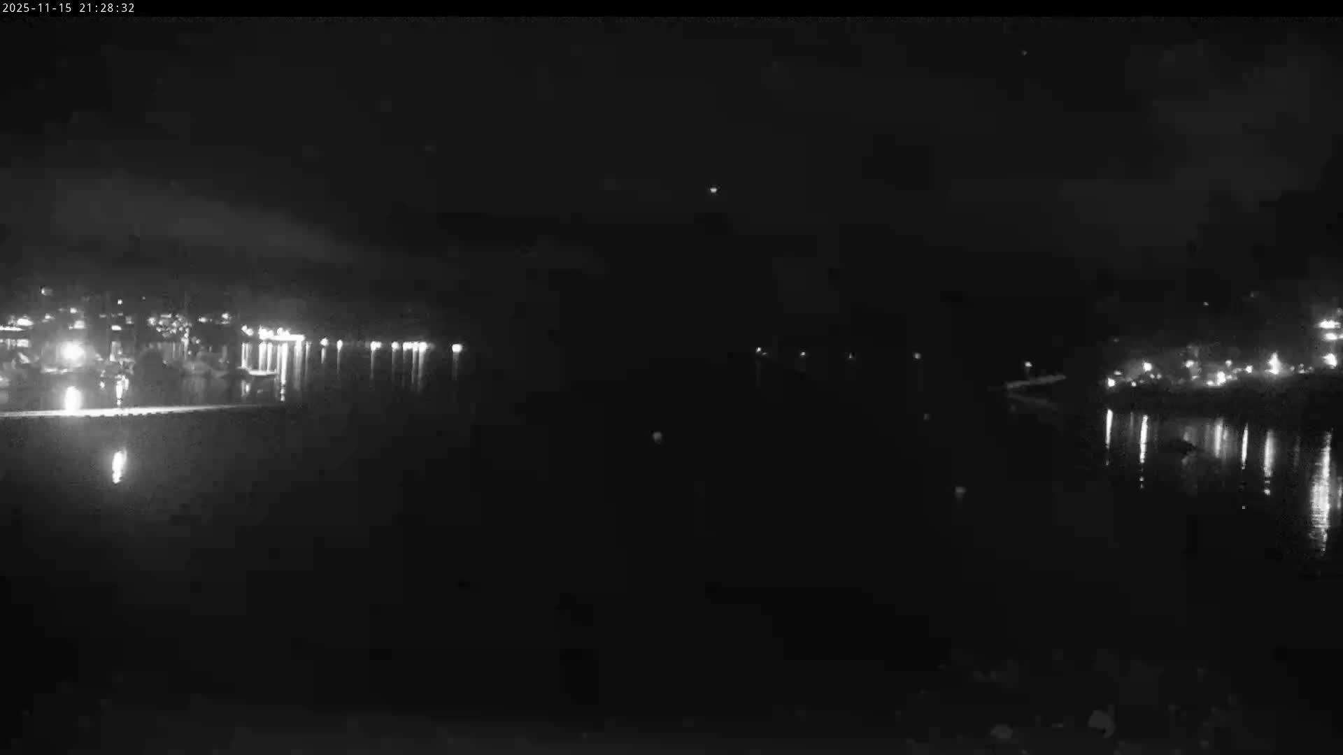 Vancouver Deep Cove Beach & Kayak Center Live Cam - Deep Cove, North Vancouver, Metro Vancouver, British Columbia, Canada