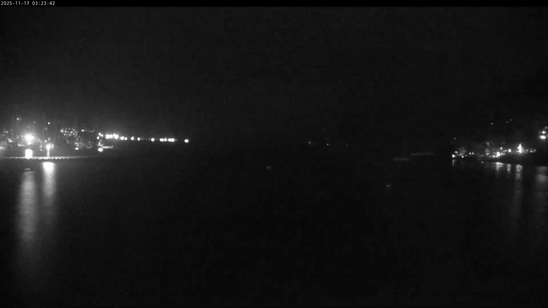 Vancouver Deep Cove Beach & Kayak Center Live Cam - Deep Cove, North Vancouver, Metro Vancouver, British Columbia, Canada