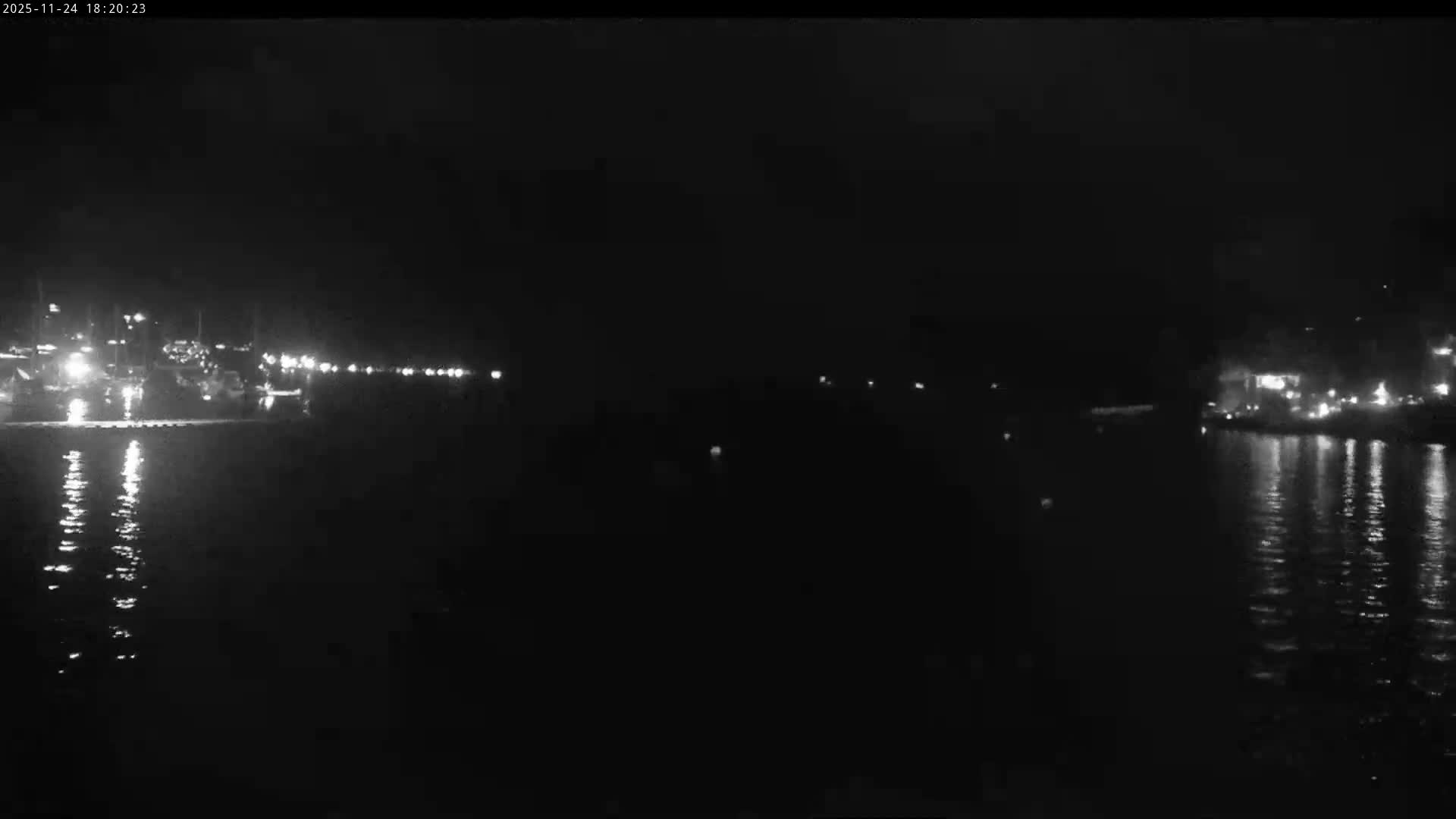 Vancouver Deep Cove Beach & Kayak Center Live Cam - Deep Cove, North Vancouver, Metro Vancouver, British Columbia, Canada