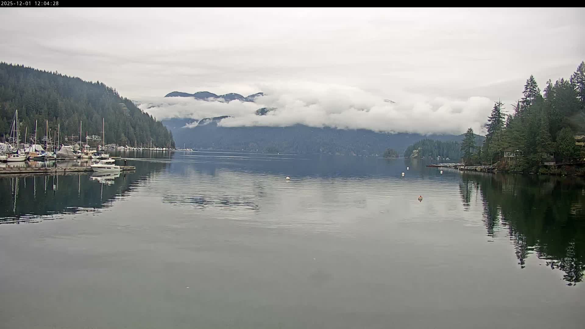 Vancouver Deep Cove Beach & Kayak Center Live Cam - Deep Cove, North Vancouver, Metro Vancouver, British Columbia, Canada
