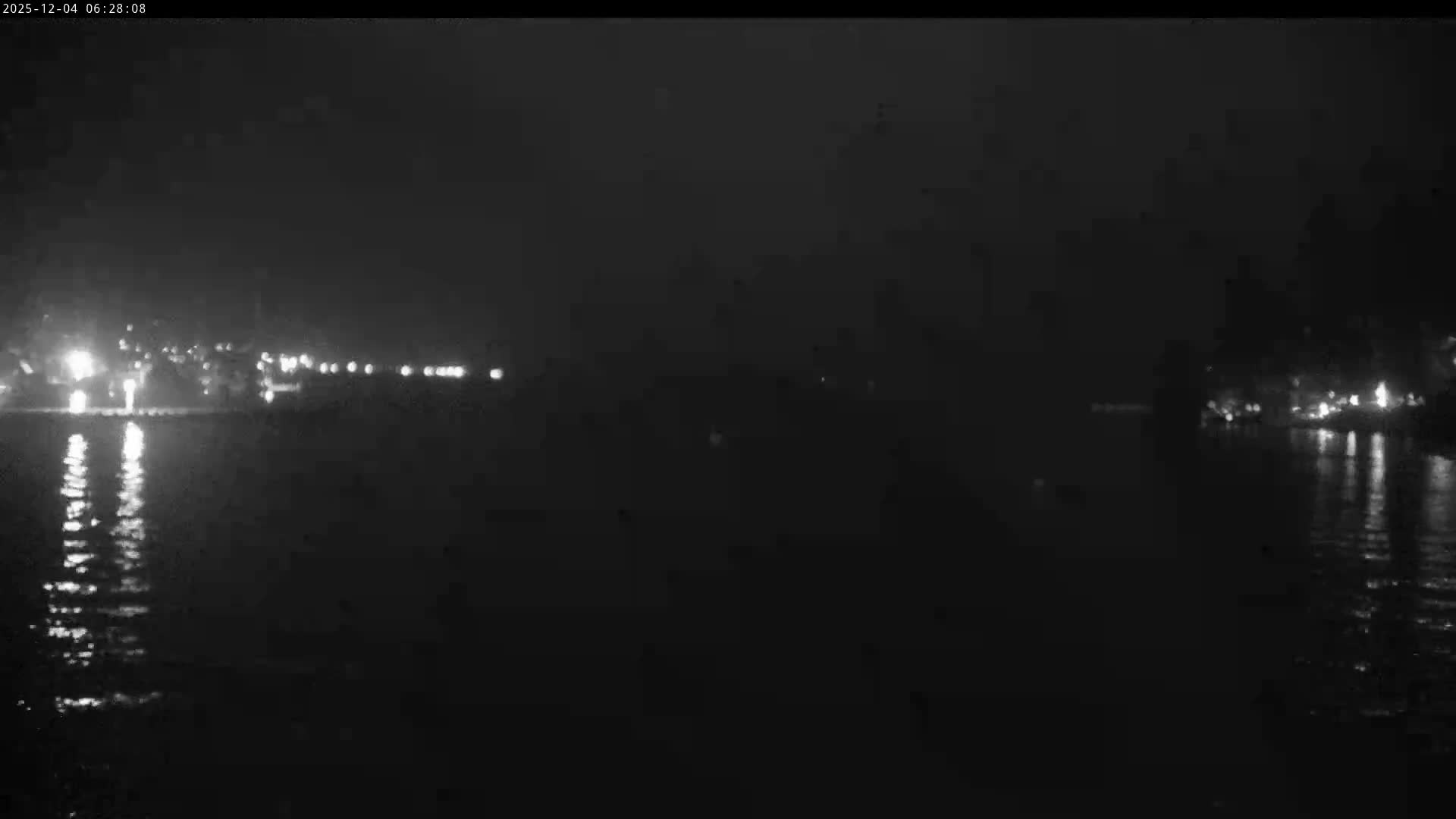 Vancouver Deep Cove Beach & Kayak Center Live Cam - Deep Cove, North Vancouver, Metro Vancouver, British Columbia, Canada