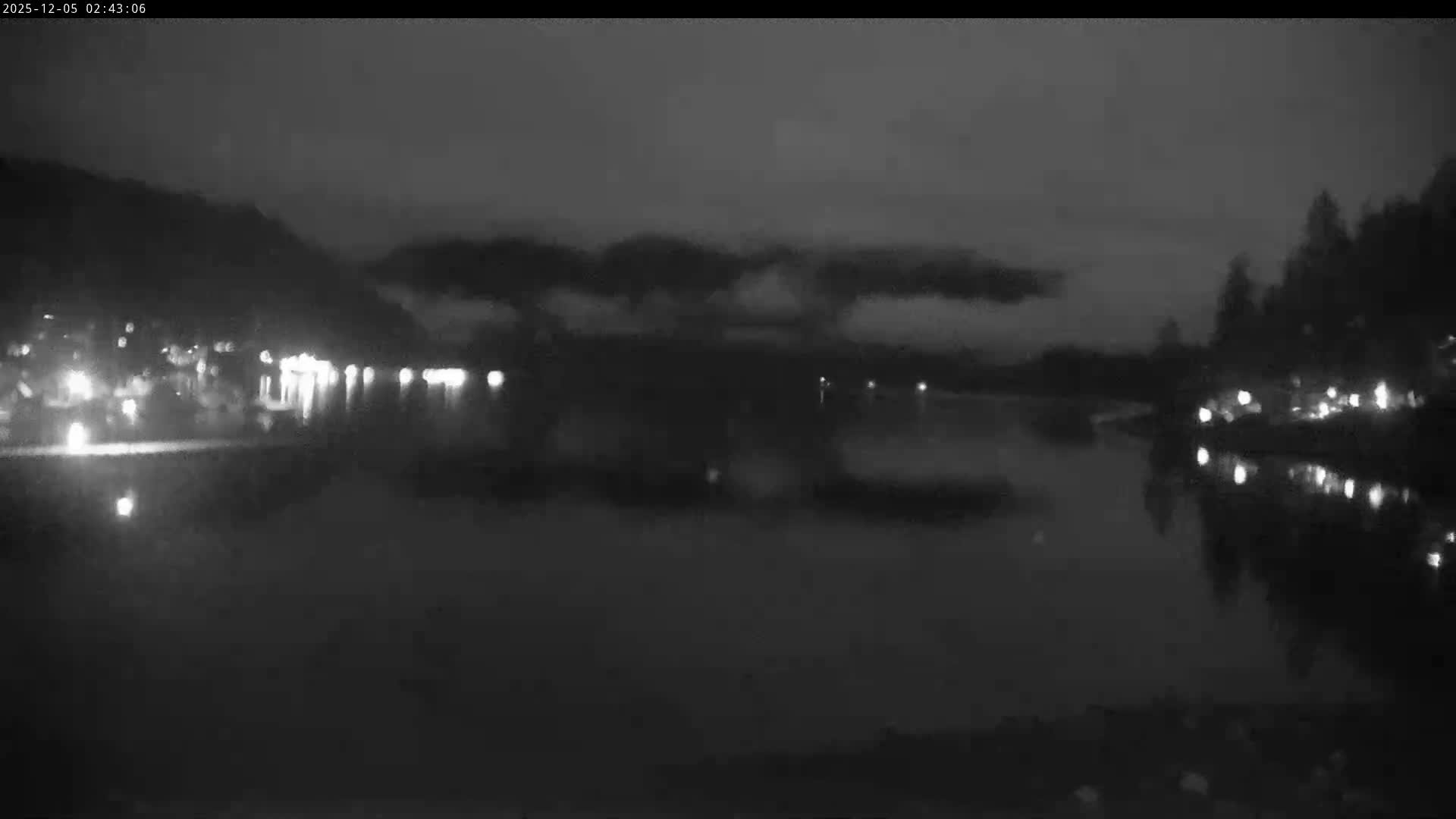 Vancouver Deep Cove Beach & Kayak Center Live Cam - Deep Cove, North Vancouver, Metro Vancouver, British Columbia, Canada