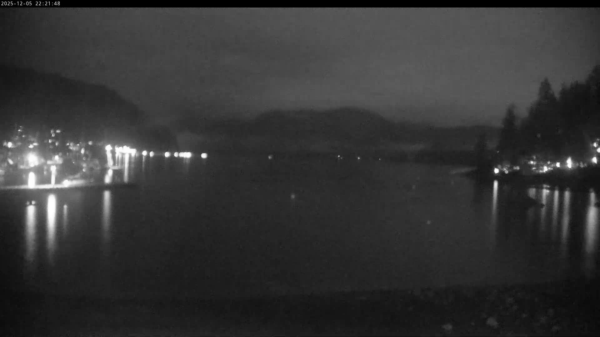 Vancouver Deep Cove Beach & Kayak Center Live Cam - Deep Cove, North Vancouver, Metro Vancouver, British Columbia, Canada