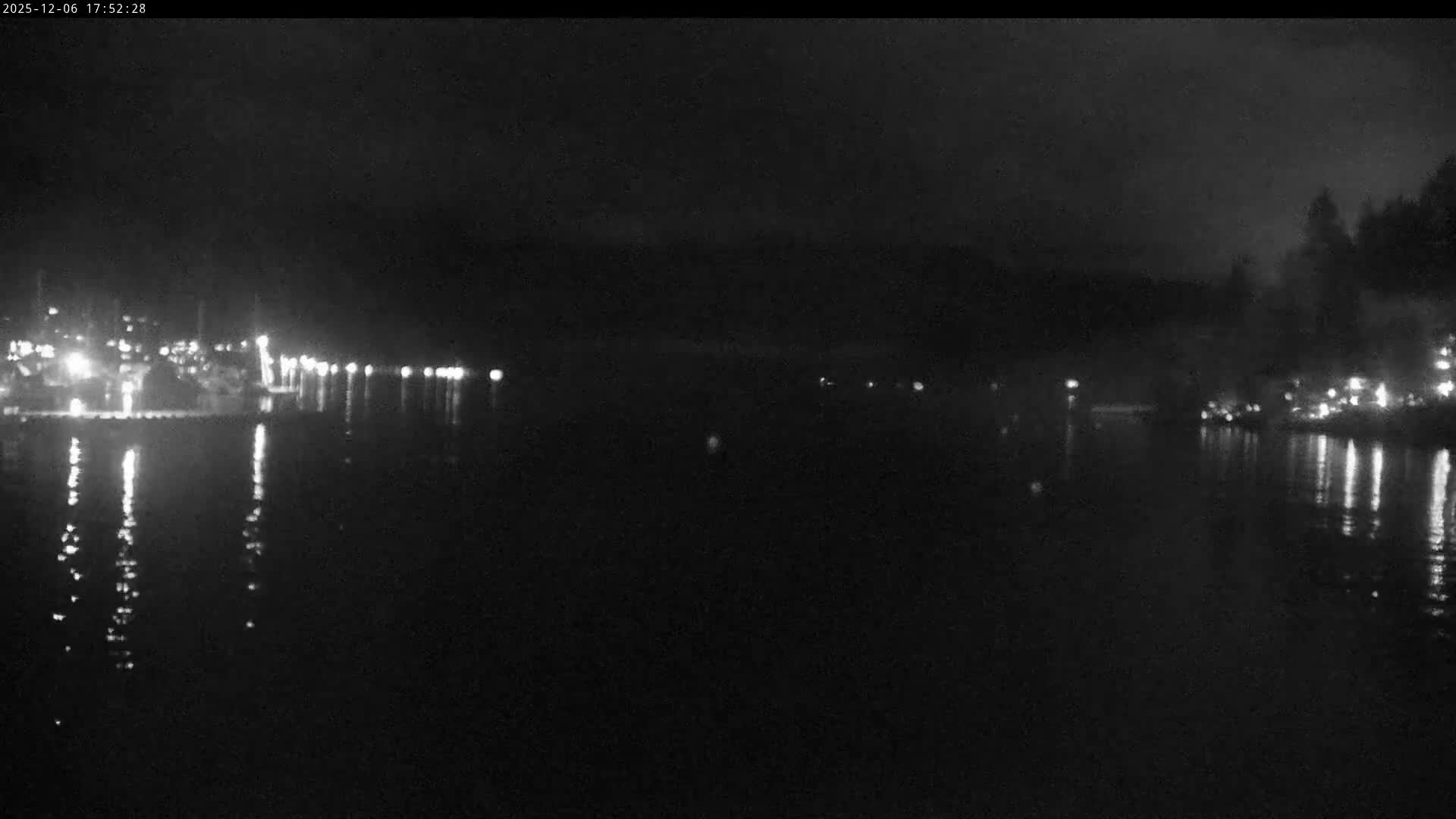 Vancouver Deep Cove Beach & Kayak Center Live Cam - Deep Cove, North Vancouver, Metro Vancouver, British Columbia, Canada