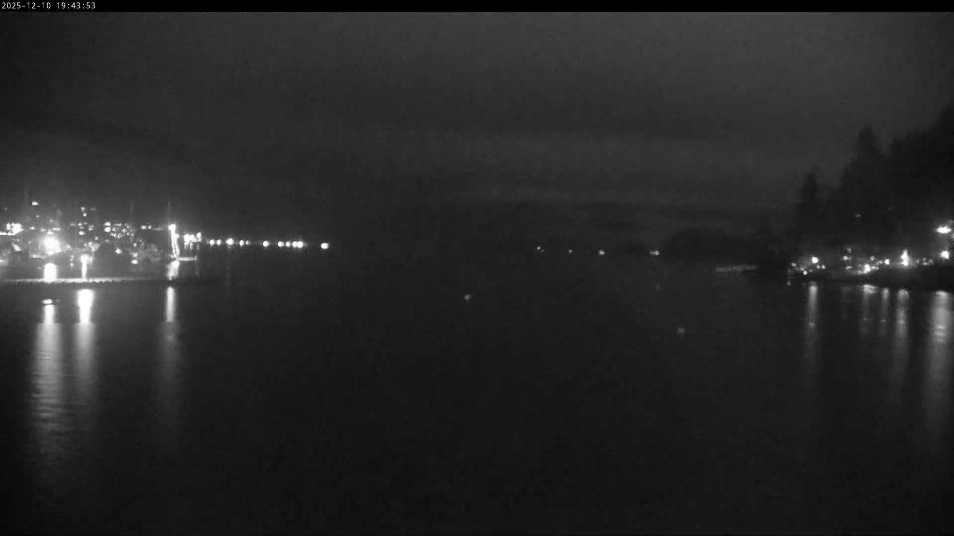 Vancouver Deep Cove Beach & Kayak Center Live Cam - Deep Cove, North Vancouver, Metro Vancouver, British Columbia, Canada