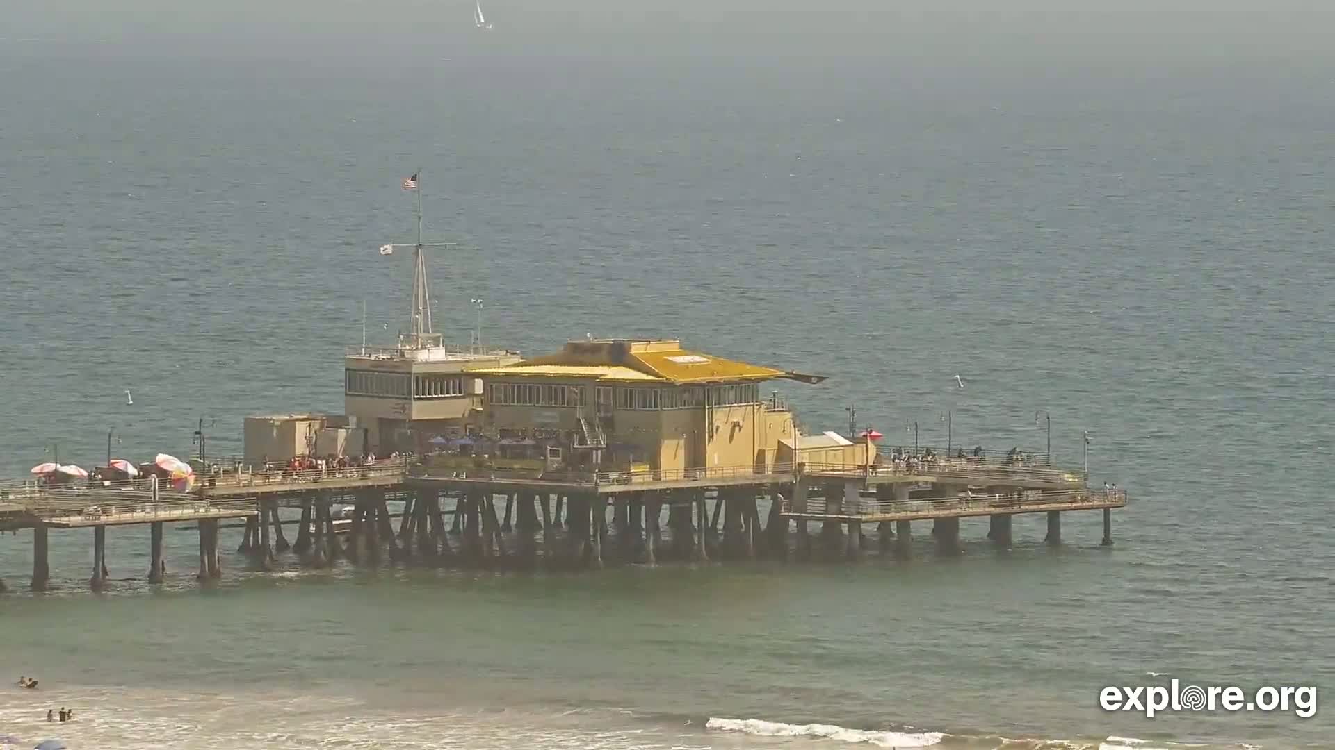 Santa Monica Beach & Pasific Palisades View Live Cam - Santa Monica, Los Angeles, California, USA