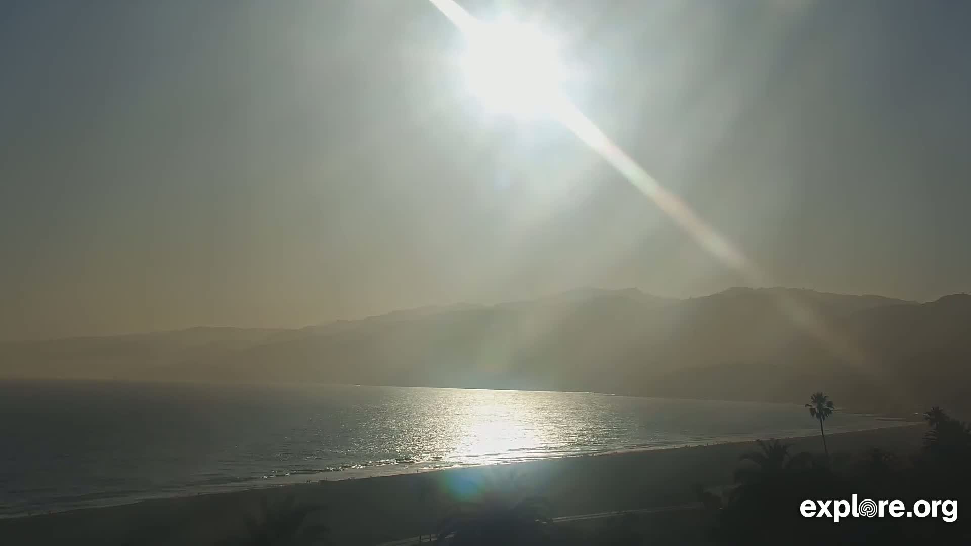 Santa Monica Beach & Pasific Palisades View Live Cam - Santa Monica, Los Angeles, California, USA