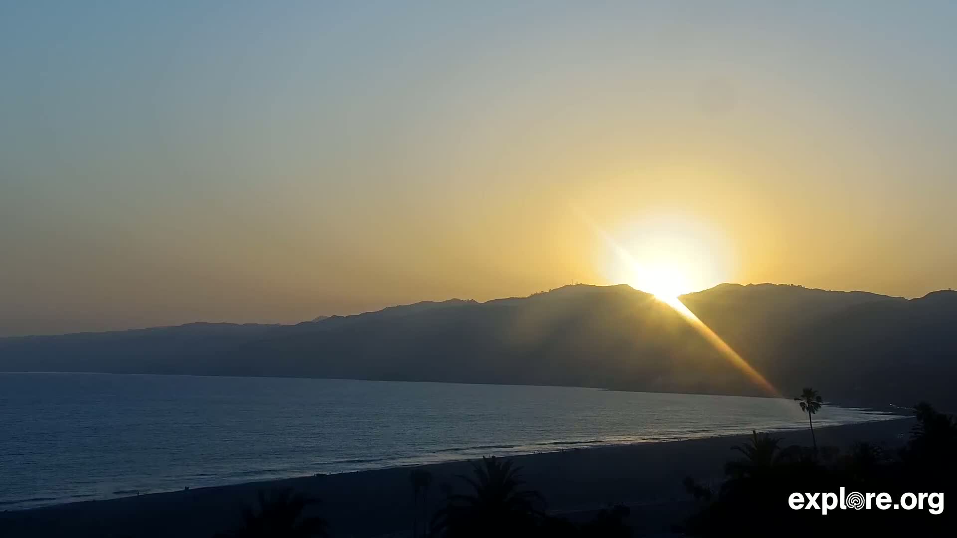Santa Monica Beach & Pasific Palisades View Live Cam - Santa Monica, Los Angeles, California, USA