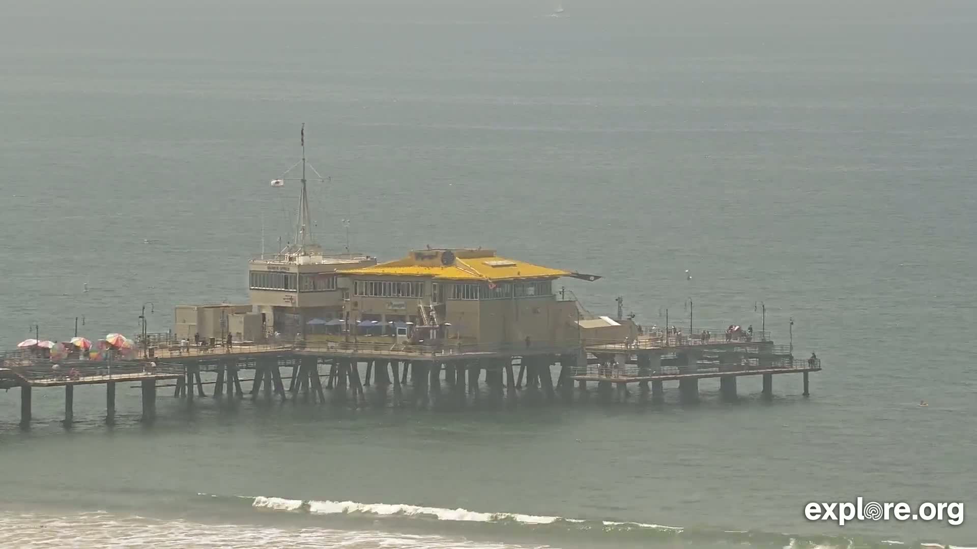 Santa Monica Beach & Pasific Palisades View Live Cam - Santa Monica, Los Angeles, California, USA
