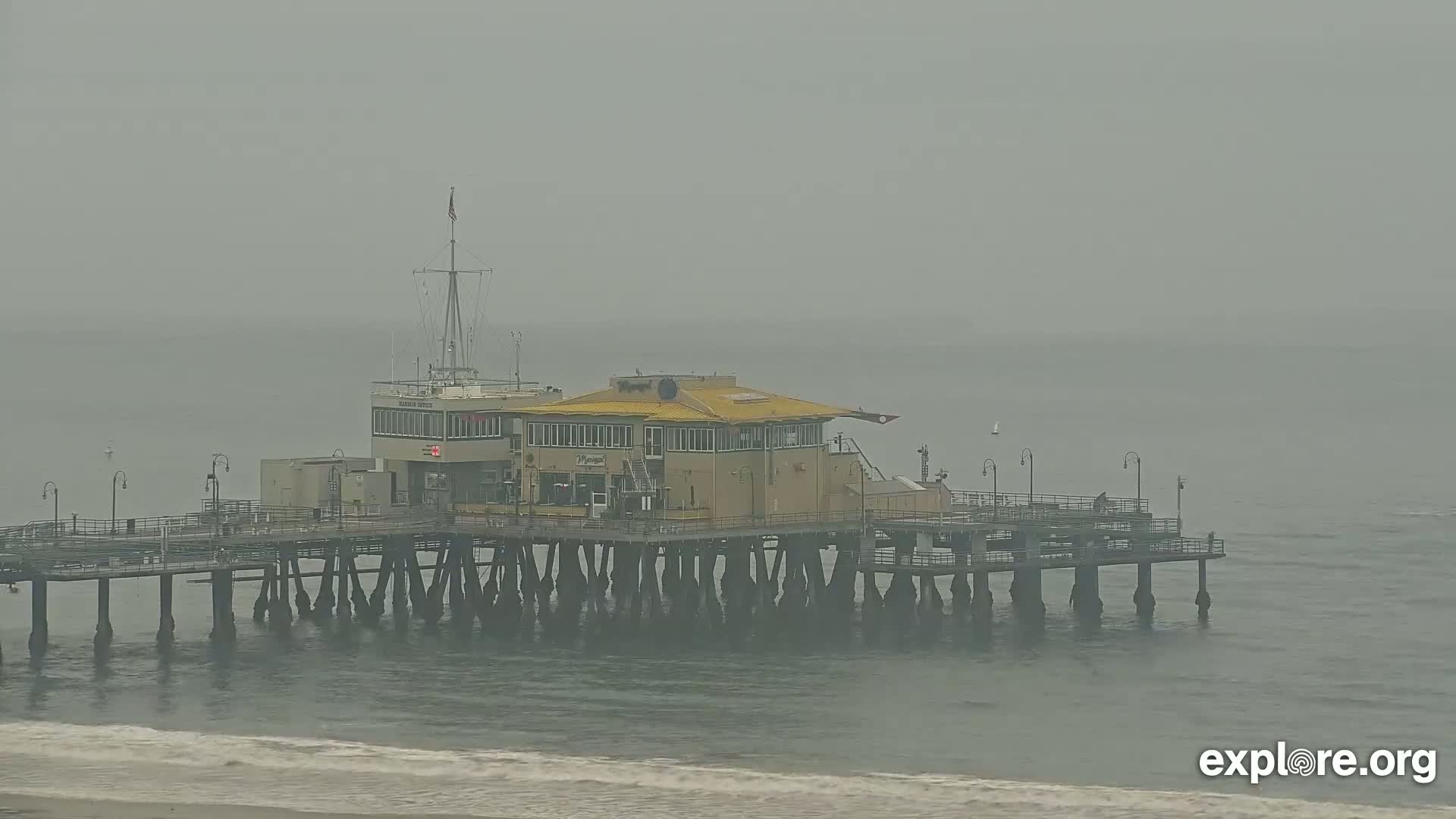 Santa Monica Beach & Pasific Palisades View Live Cam - Santa Monica, Los Angeles, California, USA