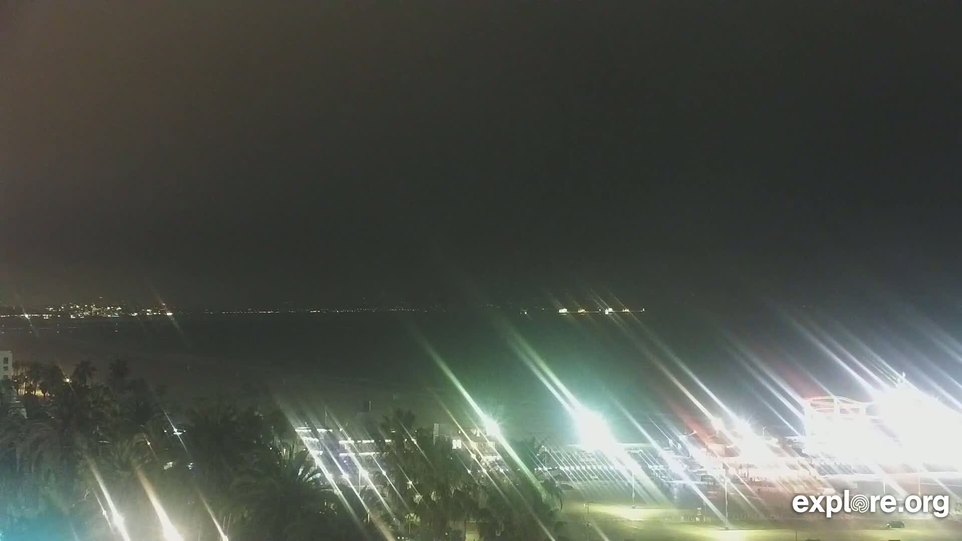 Santa Monica Beach & Pasific Palisades View Live Cam - Santa Monica, Los Angeles, California, USA