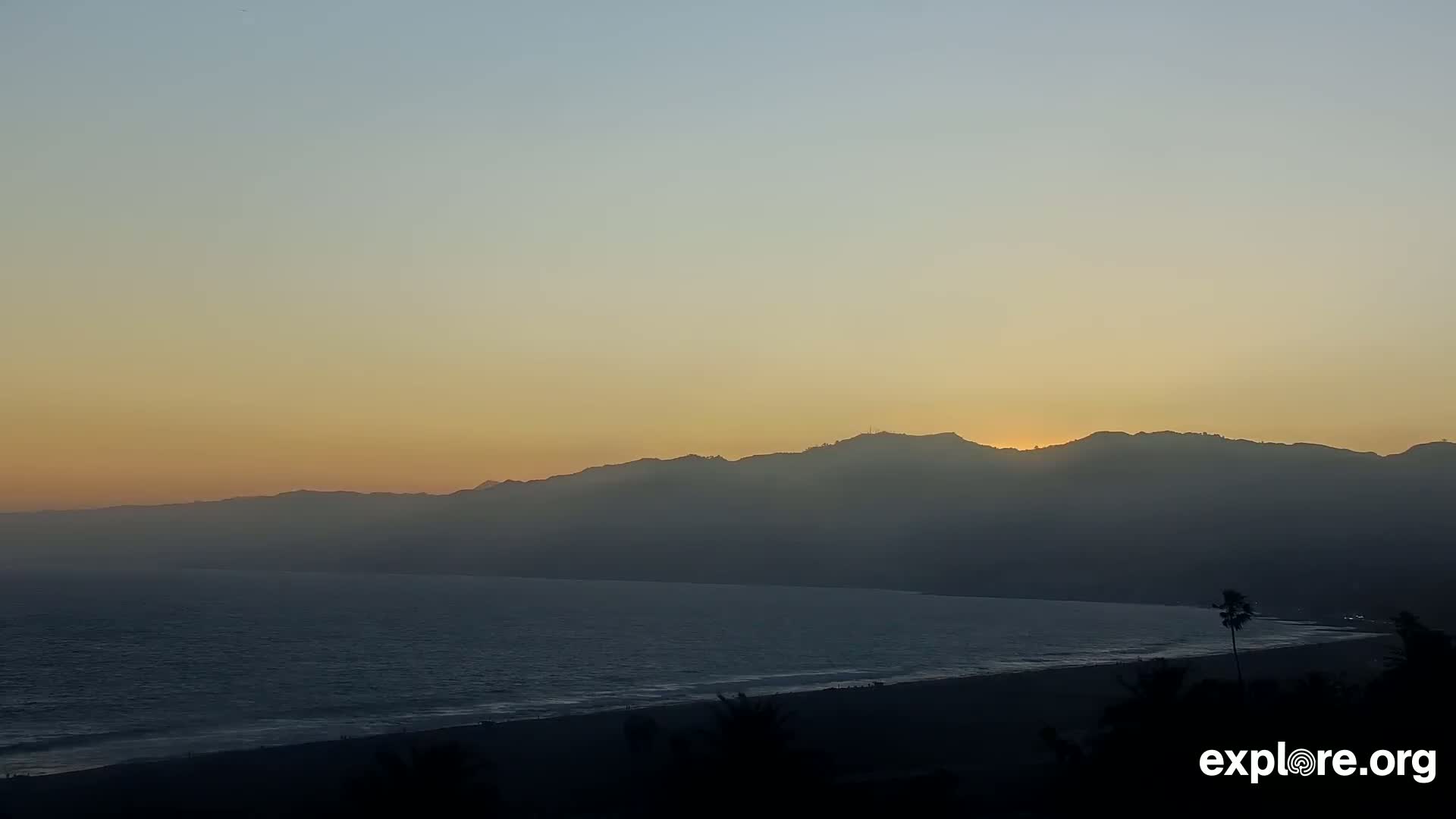 Santa Monica Beach & Pasific Palisades View Live Cam - Santa Monica, Los Angeles, California, USA