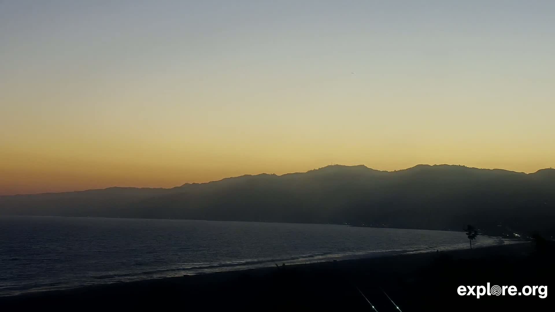 Santa Monica Beach & Pasific Palisades View Live Cam - Santa Monica, Los Angeles, California, USA