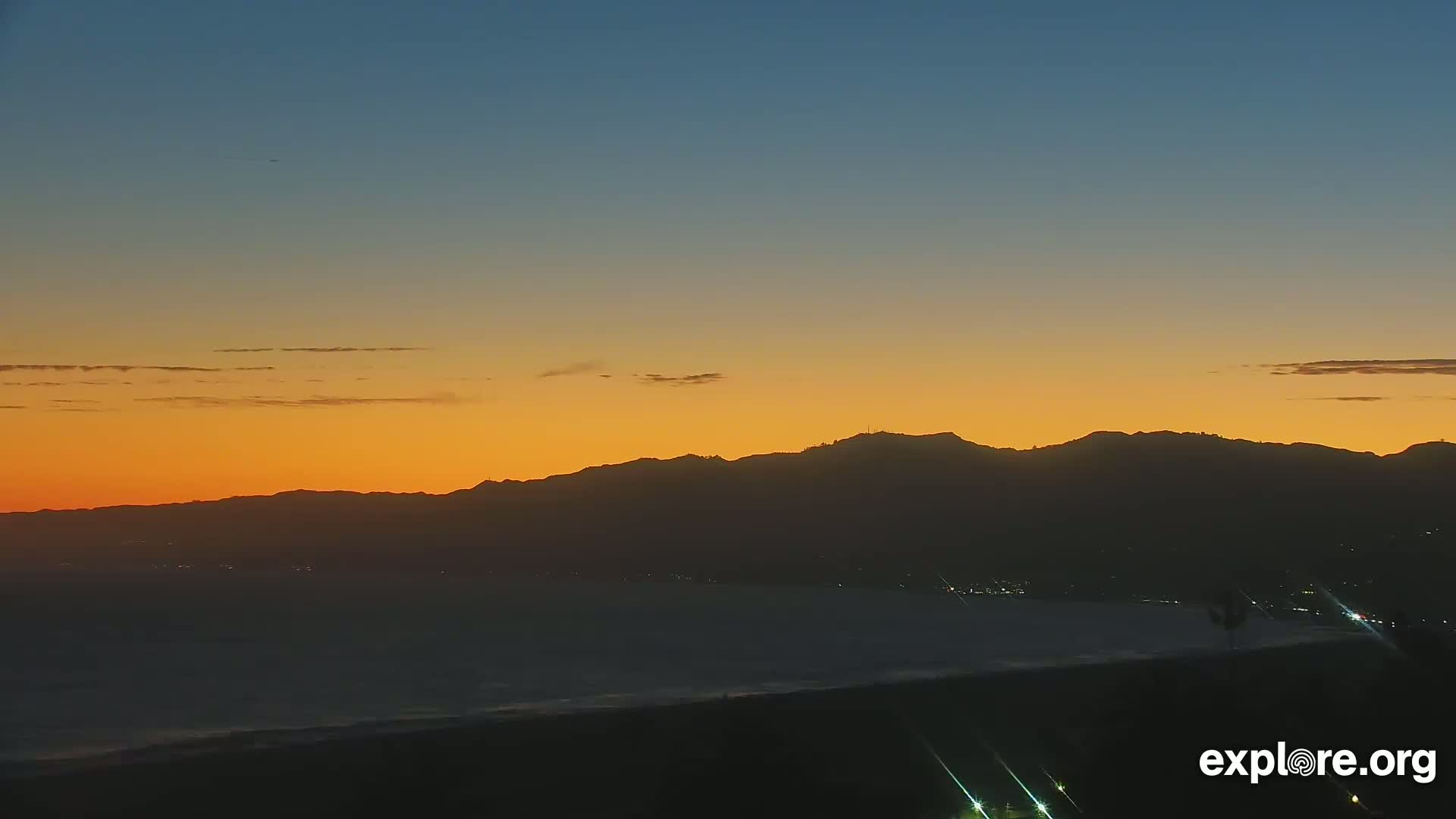 Santa Monica Beach & Pasific Palisades View Live Cam - Santa Monica, Los Angeles, California, USA