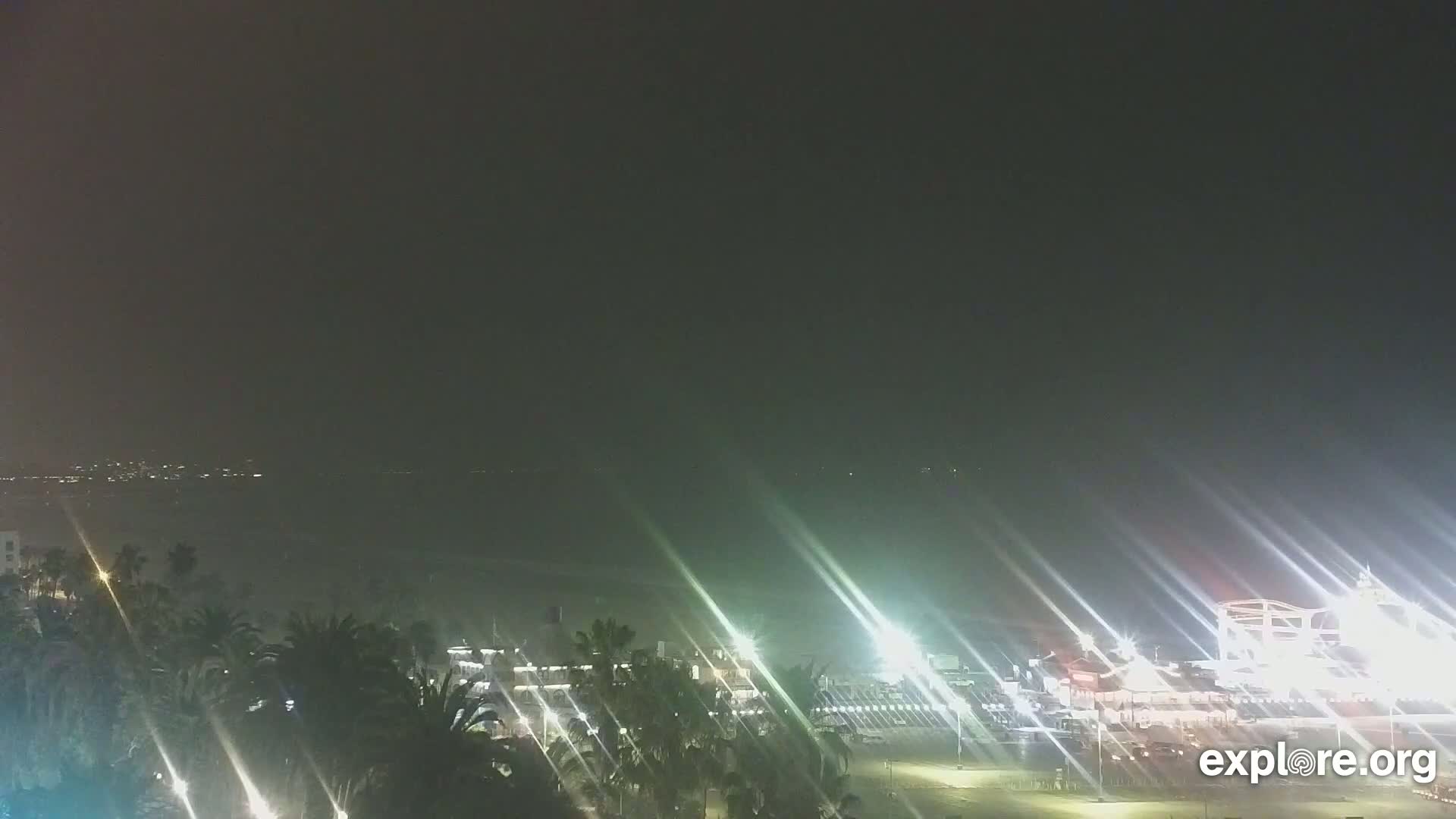 Santa Monica Beach & Pasific Palisades View Live Cam - Santa Monica, Los Angeles, California, USA