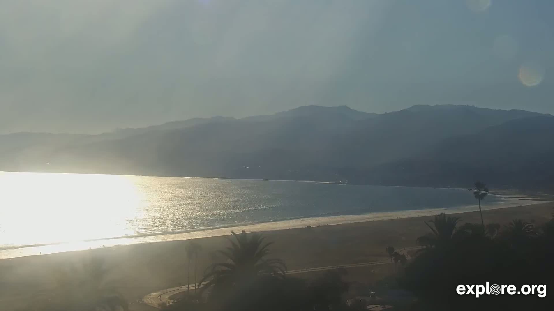 Santa Monica Beach & Pasific Palisades View Live Cam - Santa Monica, Los Angeles, California, USA