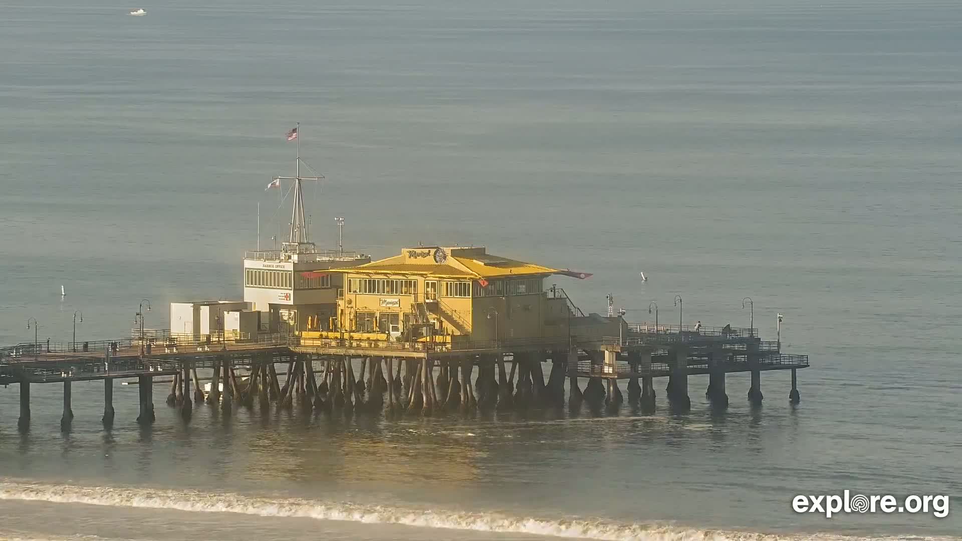 Santa Monica Beach & Pasific Palisades View Live Cam - Santa Monica, Los Angeles, California, USA