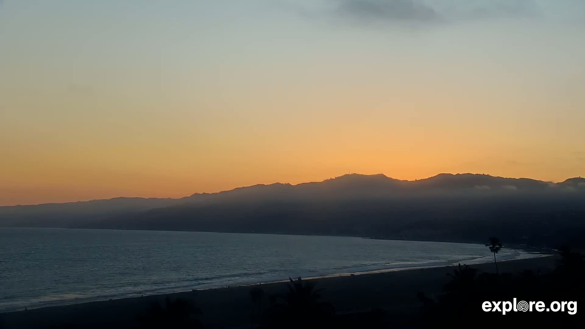 Santa Monica Beach & Pasific Palisades View Live Cam - Santa Monica, Los Angeles, California, USA