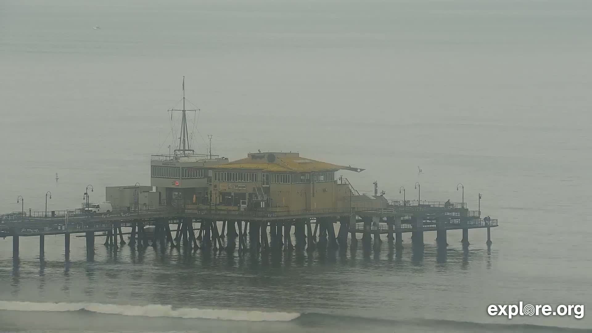Santa Monica Beach & Pasific Palisades View Live Cam - Santa Monica, Los Angeles, California, USA