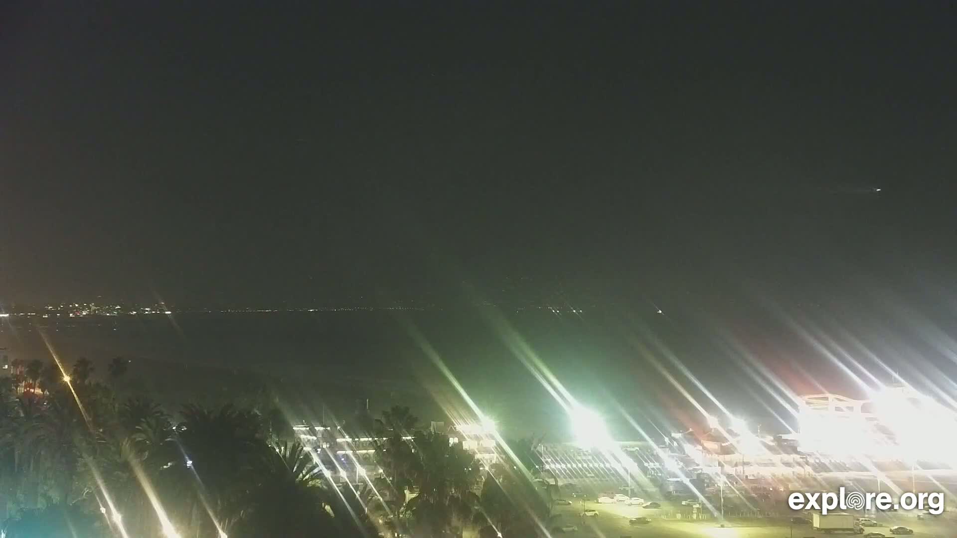 Santa Monica Beach & Pasific Palisades View Live Cam - Santa Monica, Los Angeles, California, USA