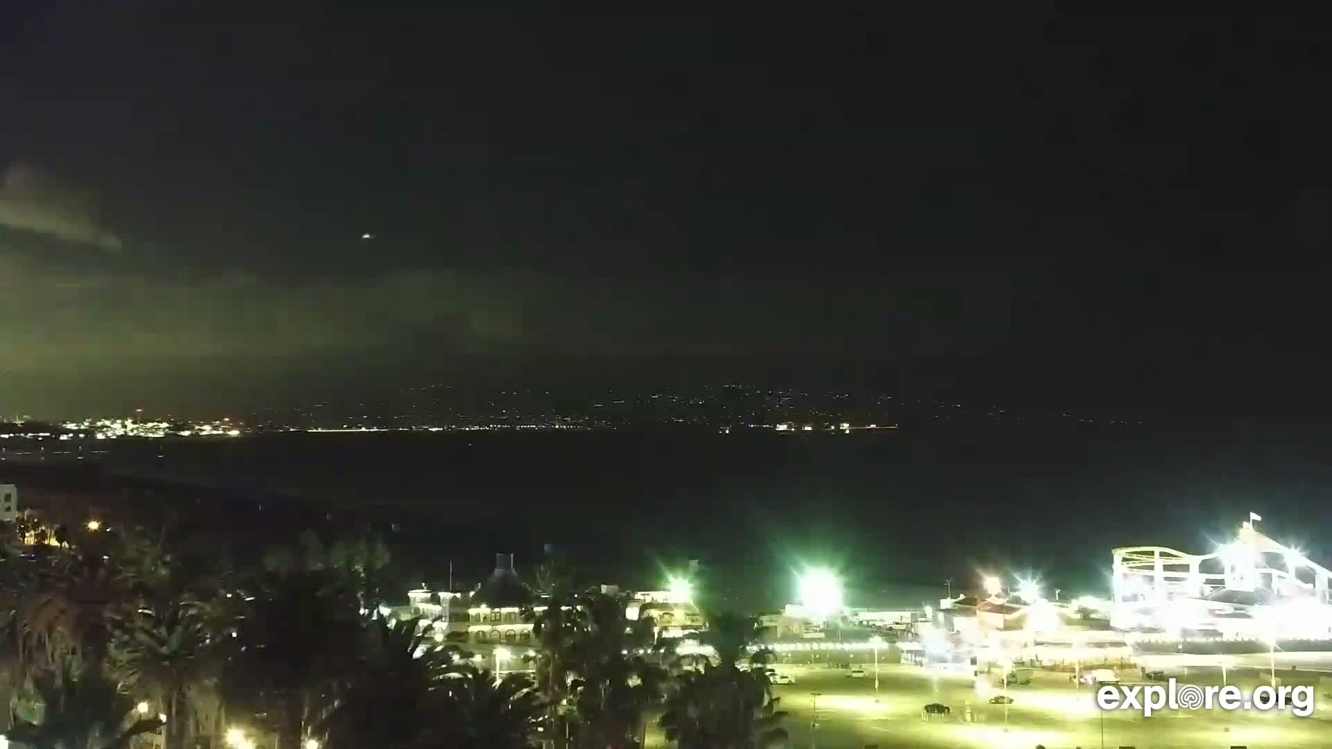 Santa Monica Beach & Pasific Palisades View Live Cam - Santa Monica, Los Angeles, California, USA