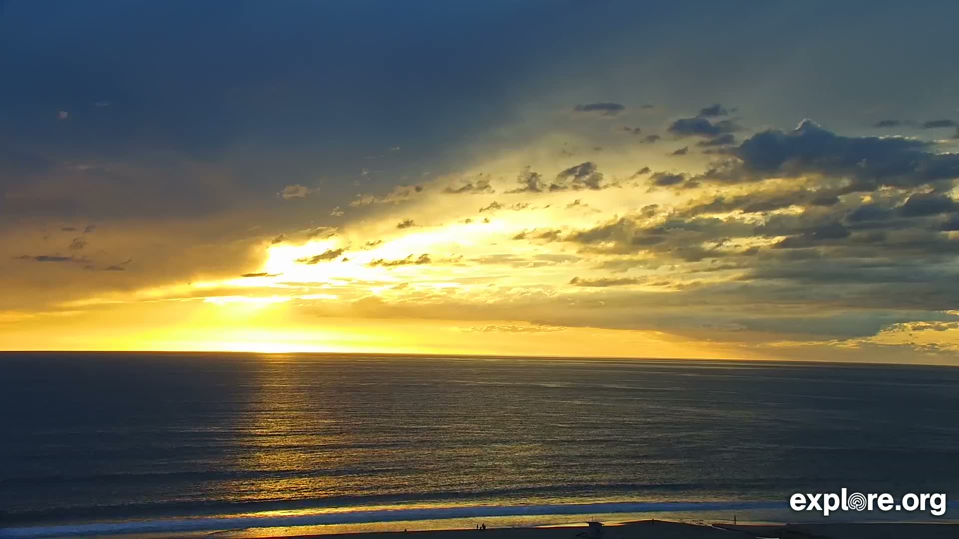 Santa Monica Beach & Pasific Palisades View Live Cam - Santa Monica, Los Angeles, California, USA