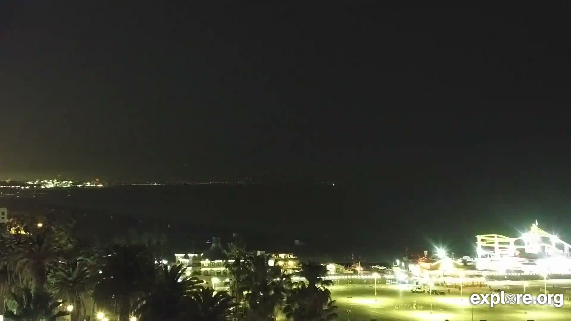 Santa Monica Beach & Pasific Palisades View Live Cam - Santa Monica, Los Angeles, California, USA