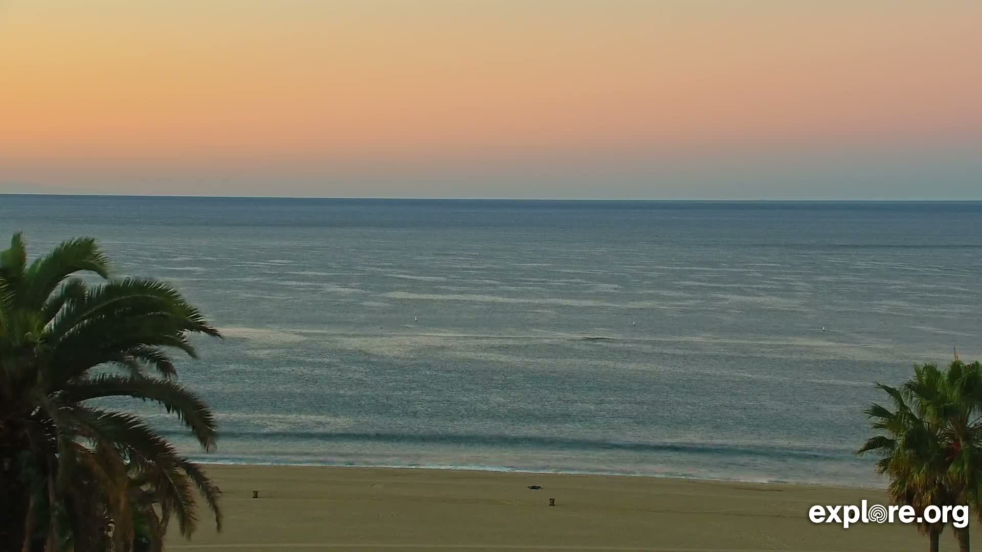 Santa Monica Beach & Pasific Palisades View Live Cam - Santa Monica, Los Angeles, California, USA