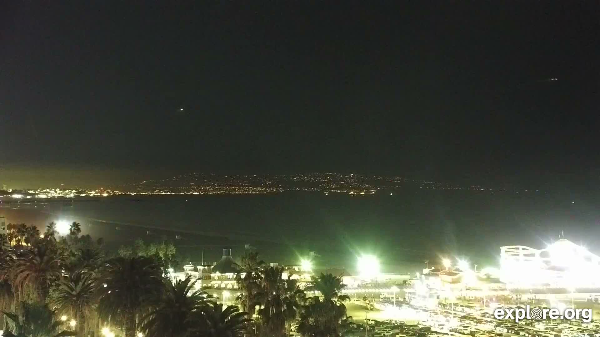 Santa Monica Beach & Pasific Palisades View Live Cam - Santa Monica, Los Angeles, California, USA