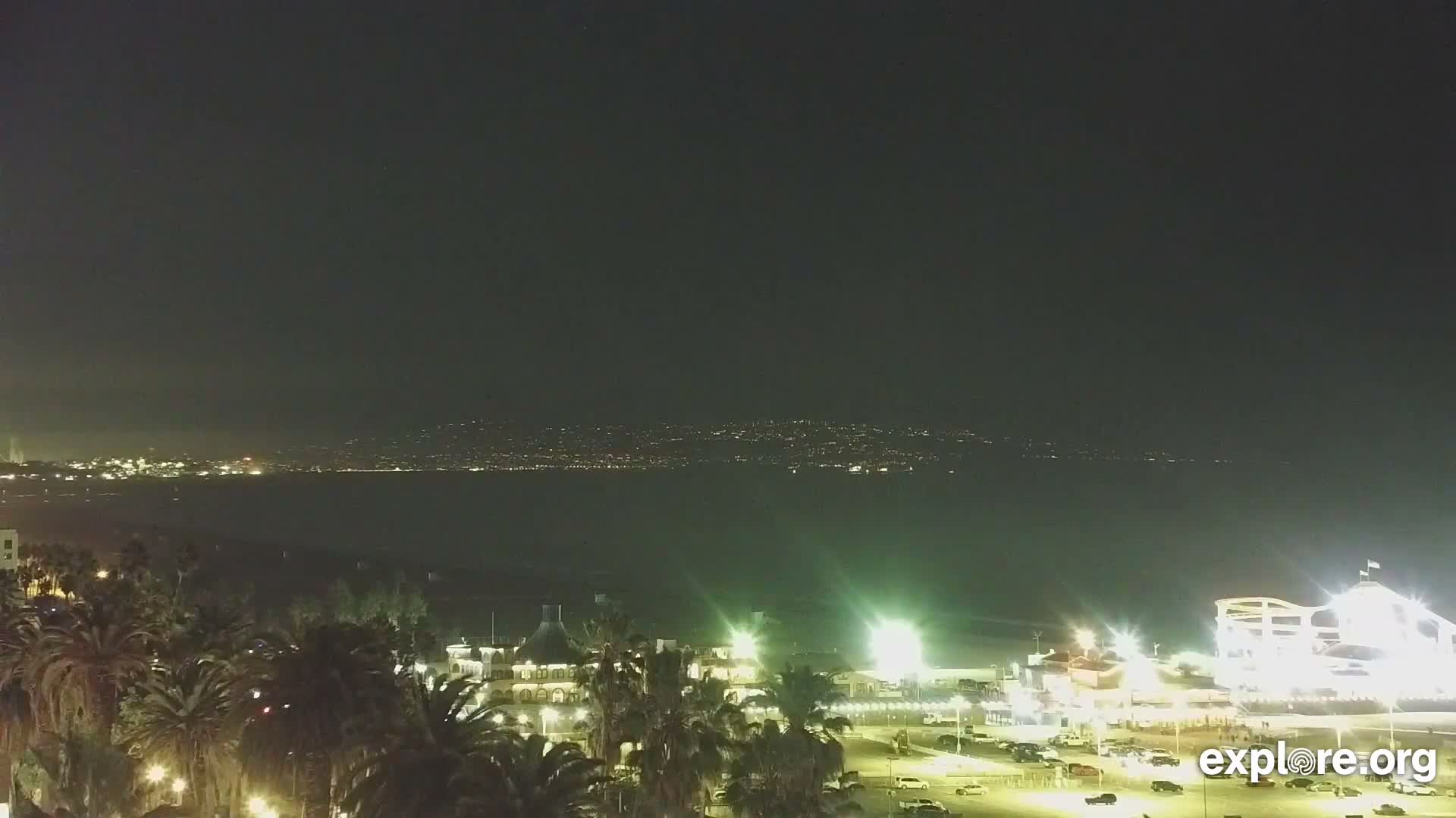 Santa Monica Beach & Pasific Palisades View Live Cam - Santa Monica, Los Angeles, California, USA