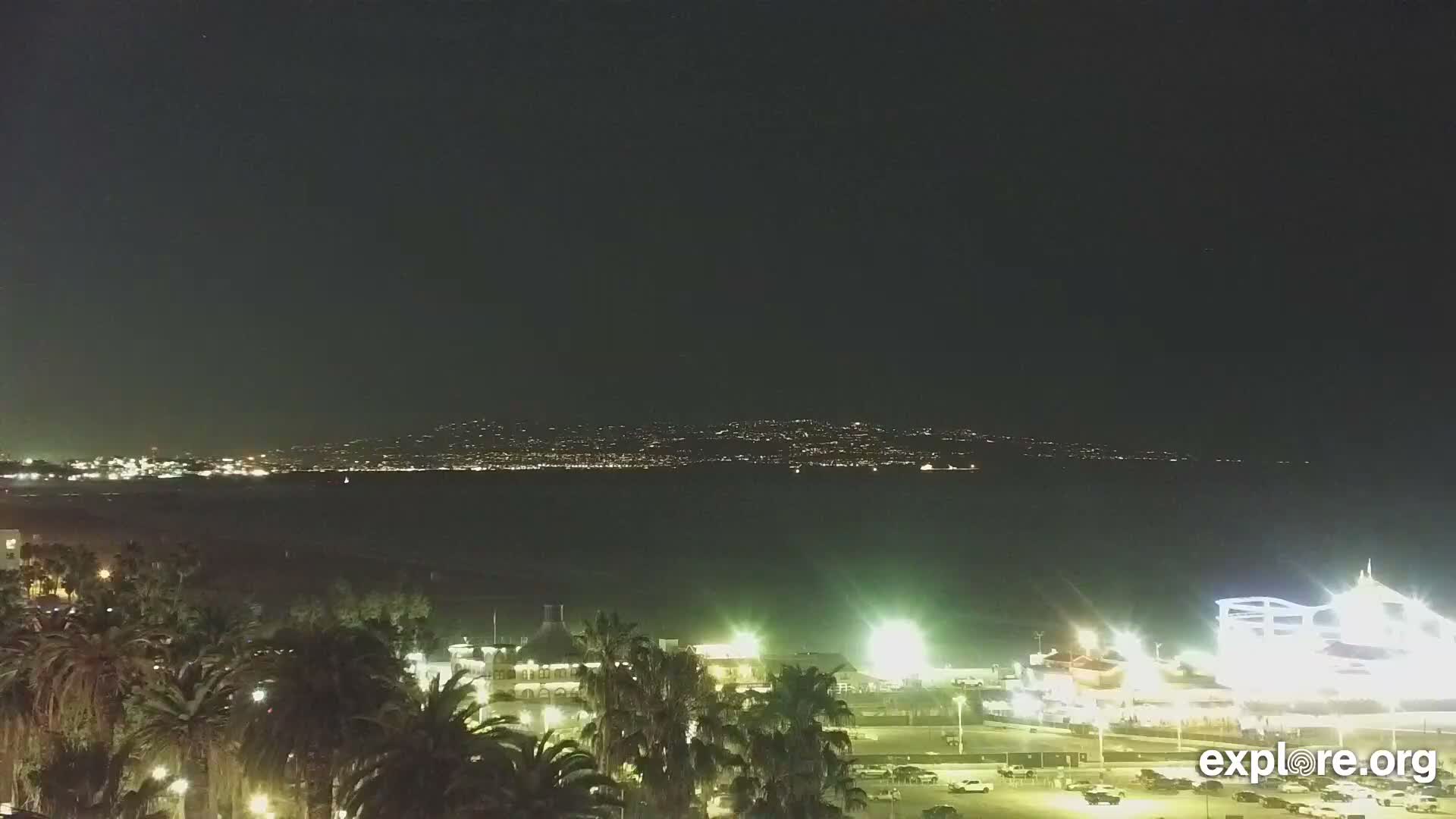 Santa Monica Beach & Pasific Palisades View Live Cam - Santa Monica, Los Angeles, California, USA
