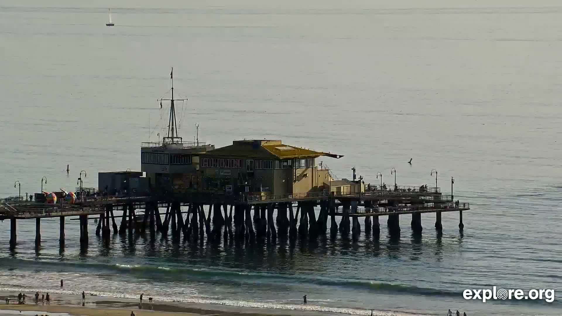 Santa Monica Beach & Pasific Palisades View Live Cam - Santa Monica, Los Angeles, California, USA