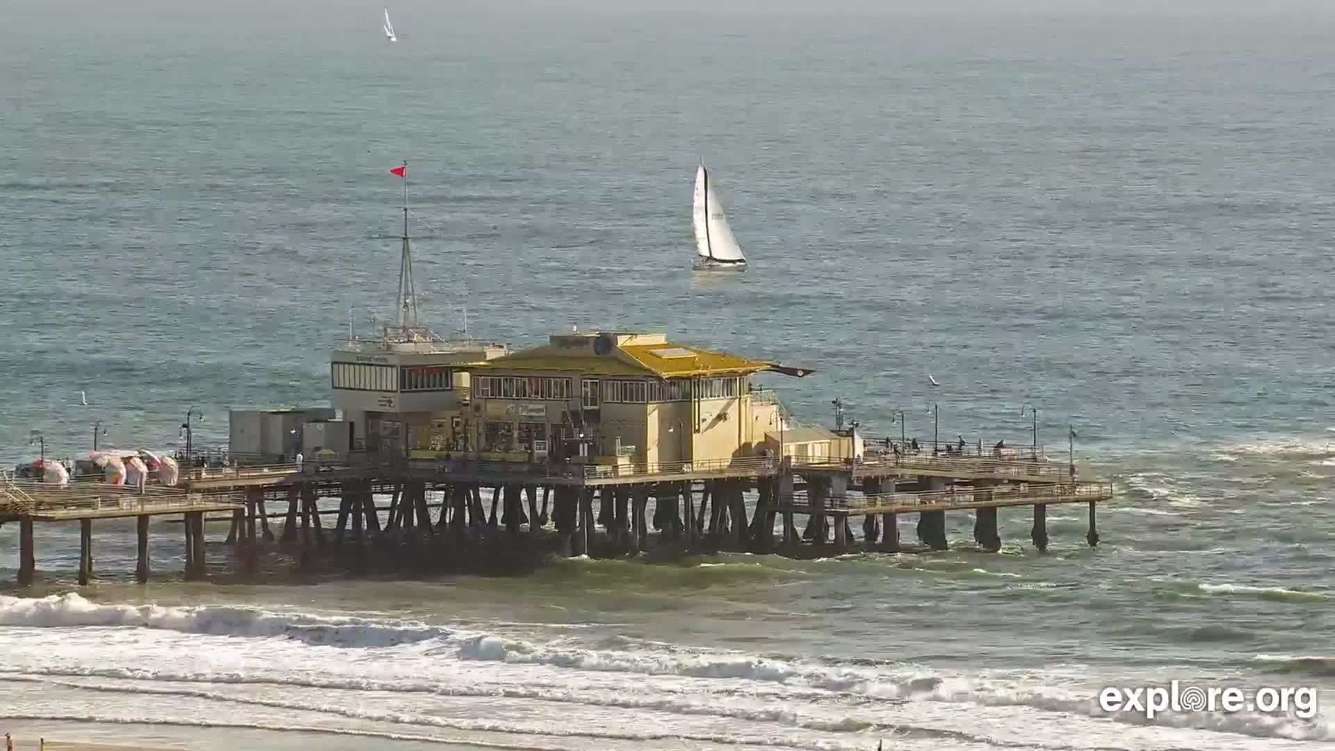 Santa Monica Beach & Pasific Palisades View Live Cam - Santa Monica, Los Angeles, California, USA