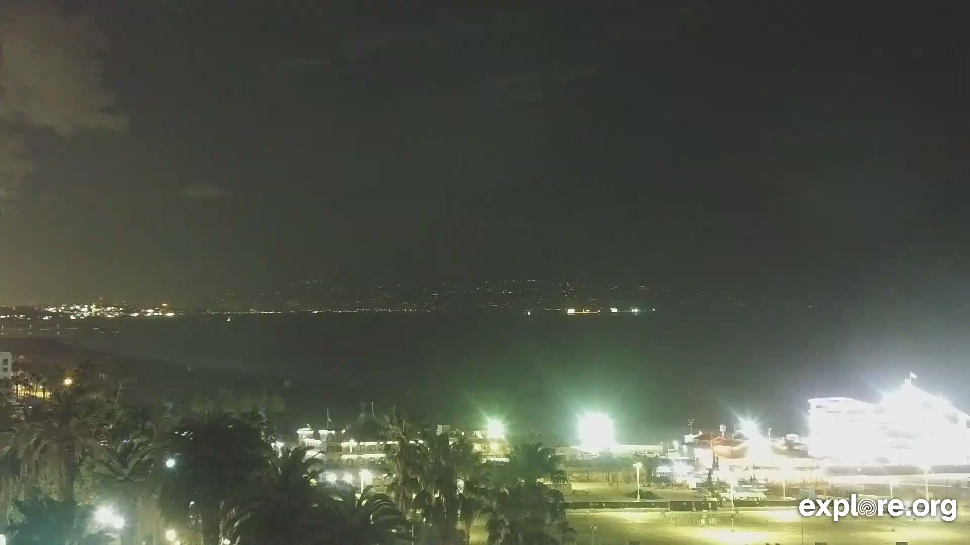 Santa Monica Beach & Pasific Palisades View Live Cam - Santa Monica, Los Angeles, California, USA