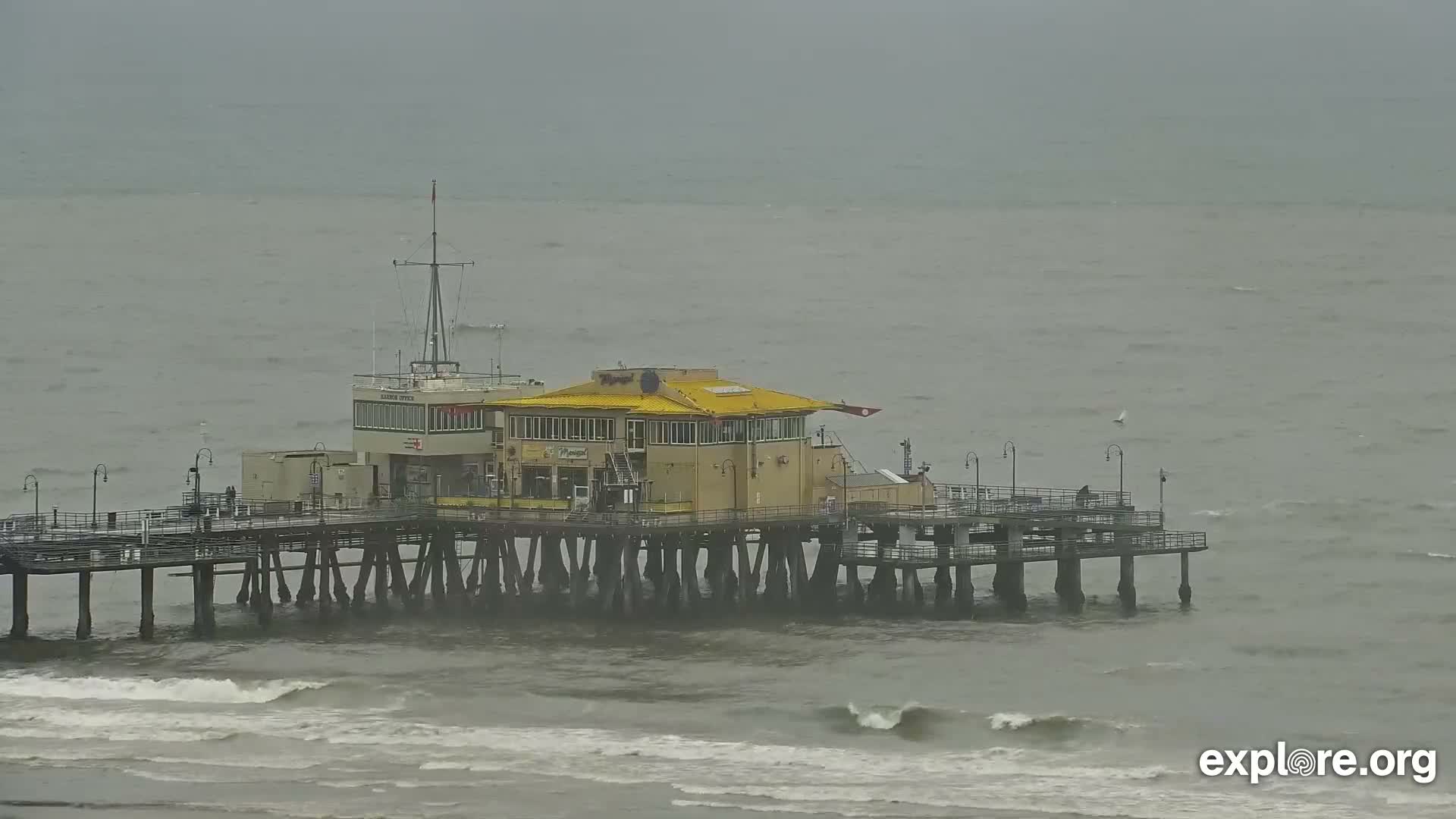 Santa Monica Beach & Pasific Palisades View Live Cam - Santa Monica, Los Angeles, California, USA