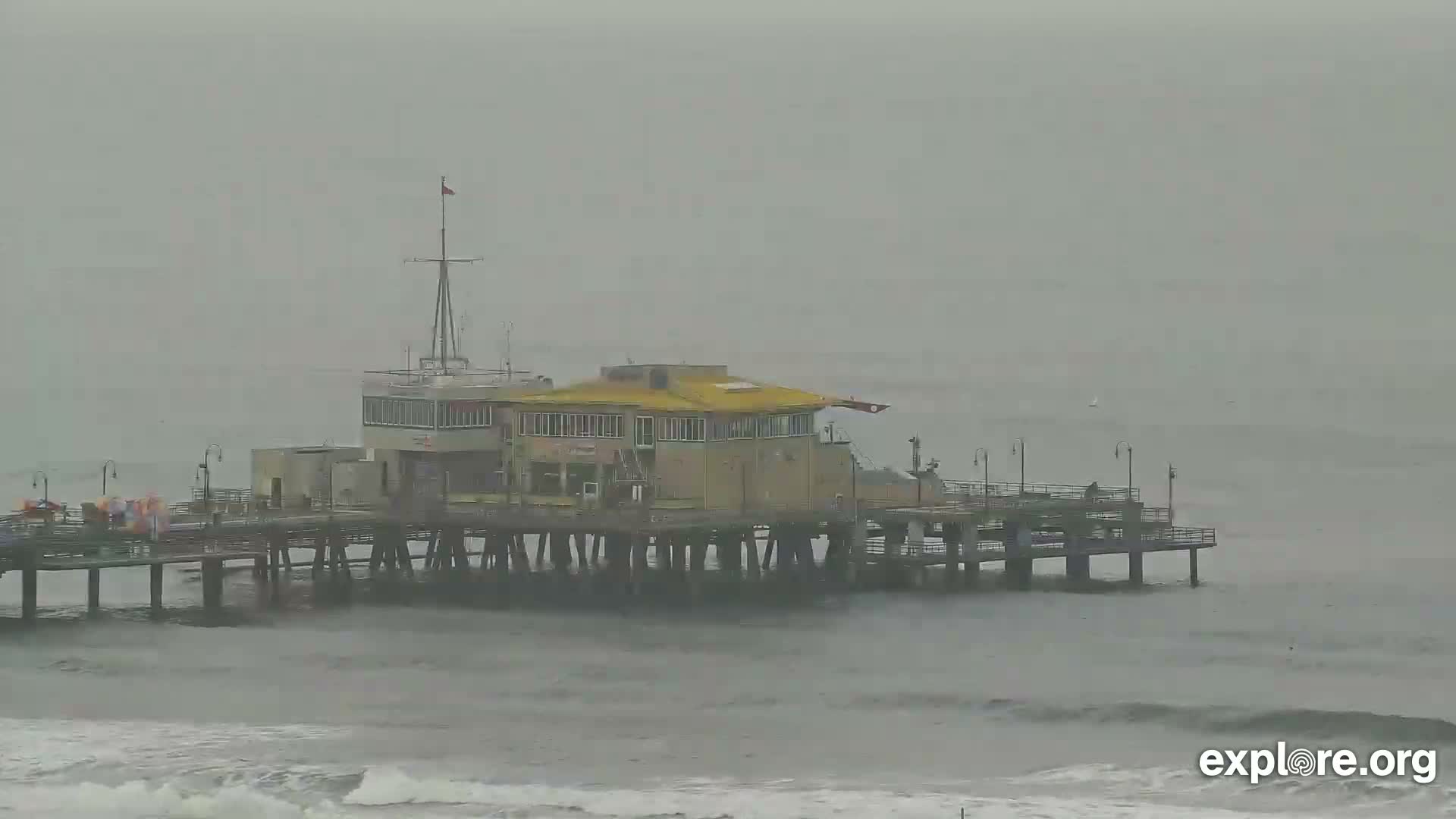 Santa Monica Beach & Pasific Palisades View Live Cam - Santa Monica, Los Angeles, California, USA