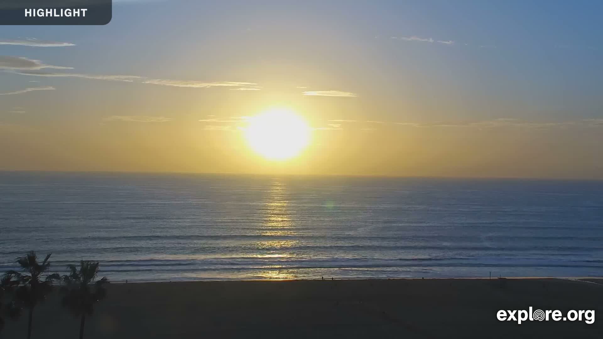 Santa Monica Beach & Pasific Palisades View Live Cam - Santa Monica, Los Angeles, California, USA